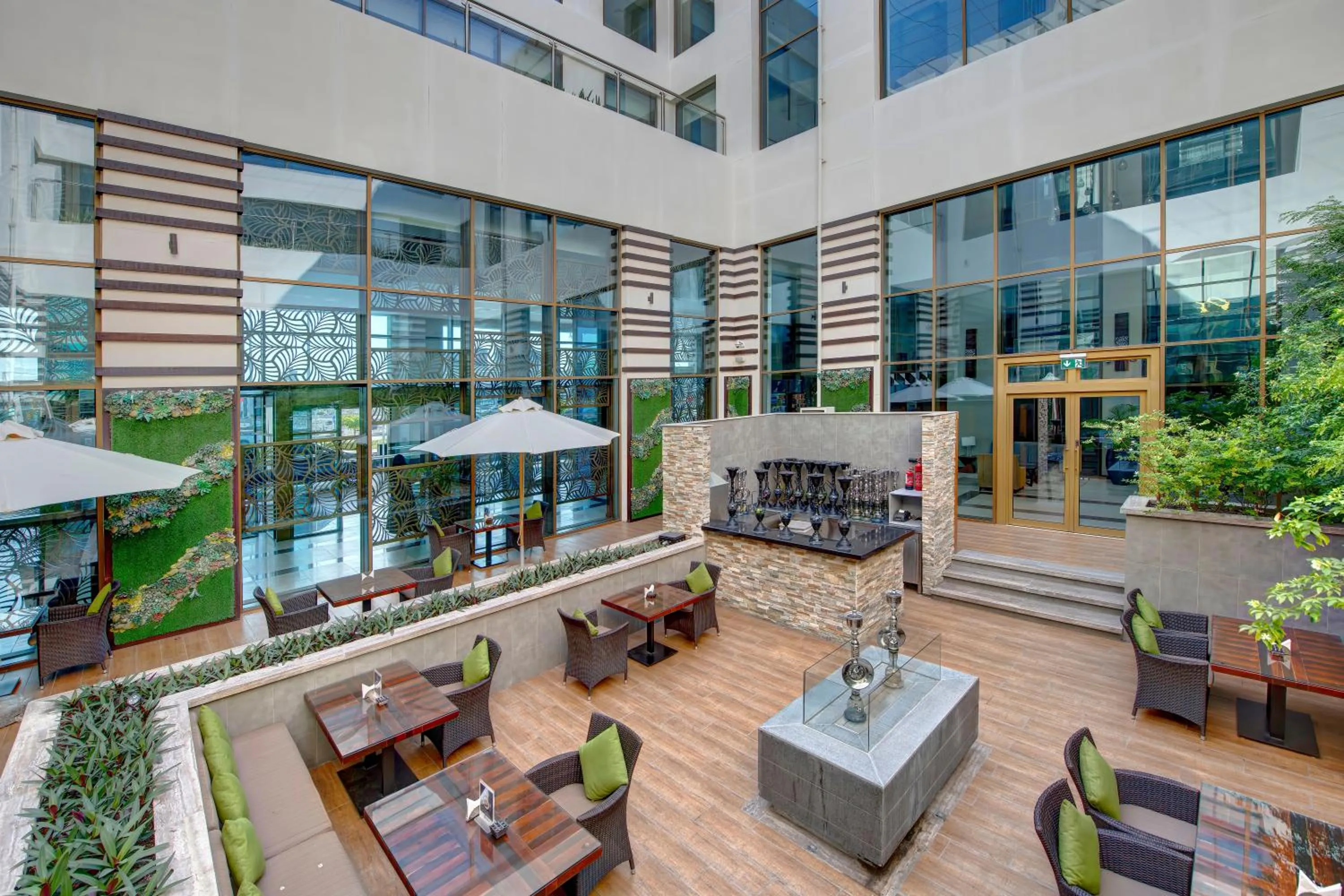 Restaurant/places to eat in Metropolitan Hotel Dubai