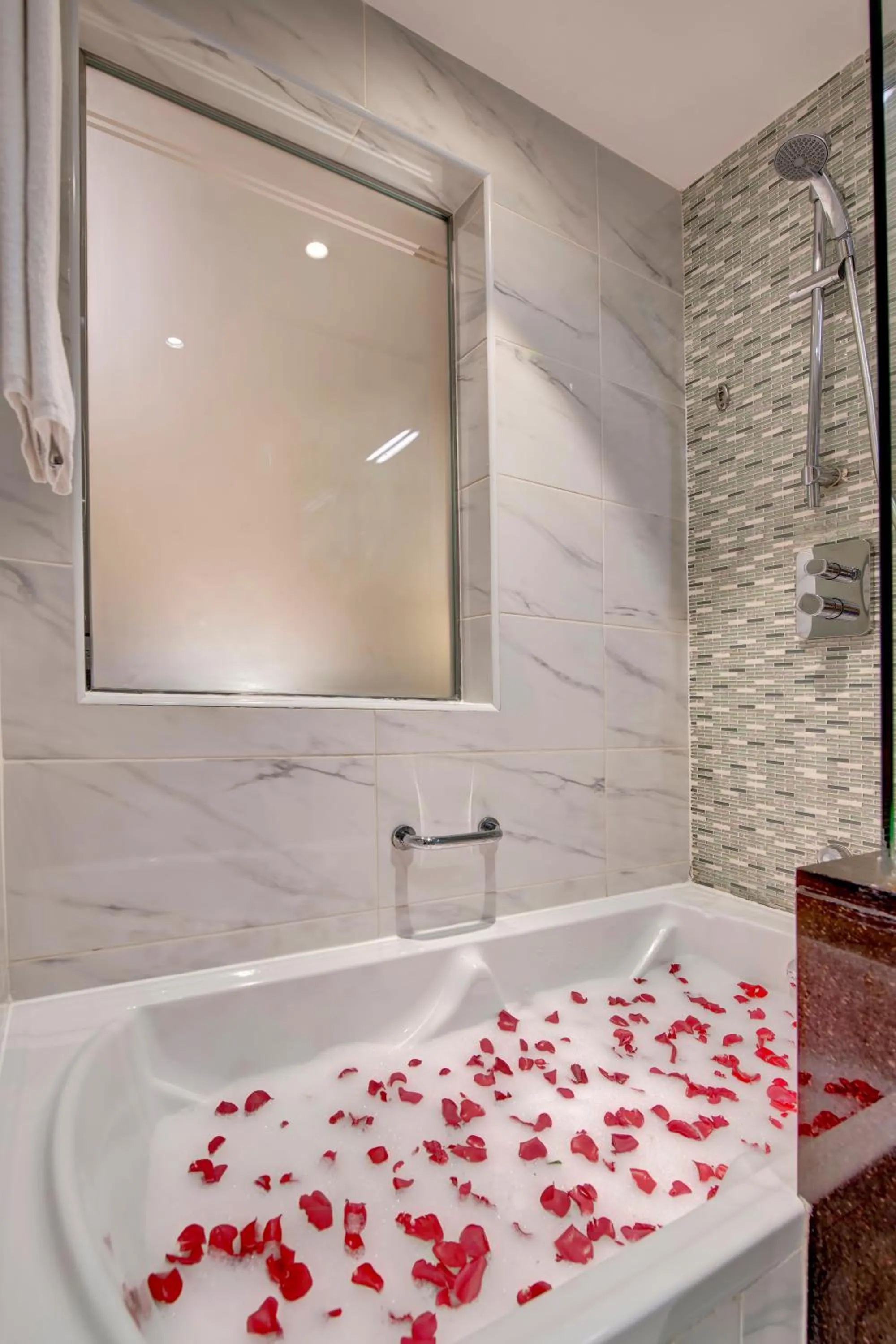 Bed in Metropolitan Hotel Dubai