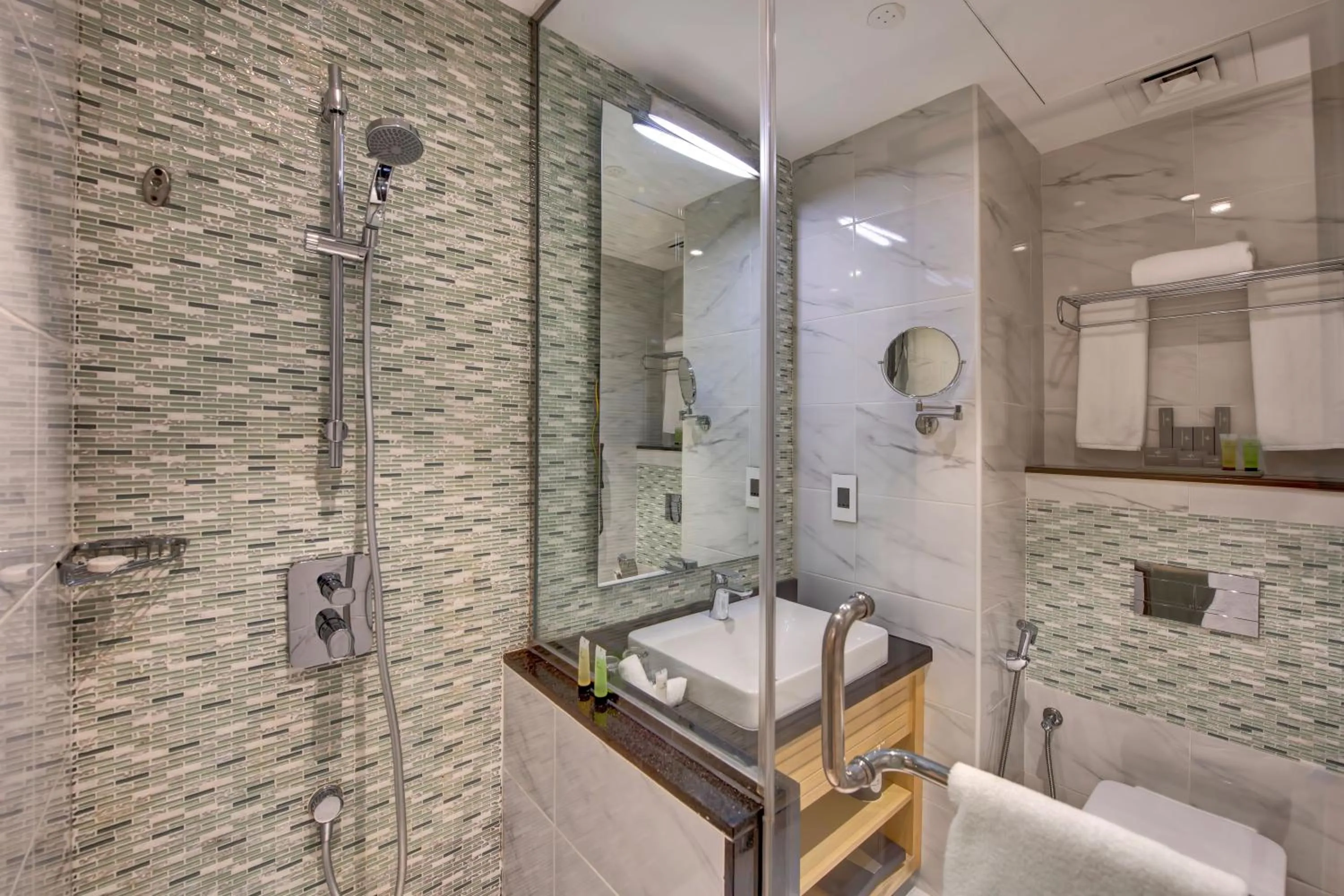 Shower in Metropolitan Hotel Dubai