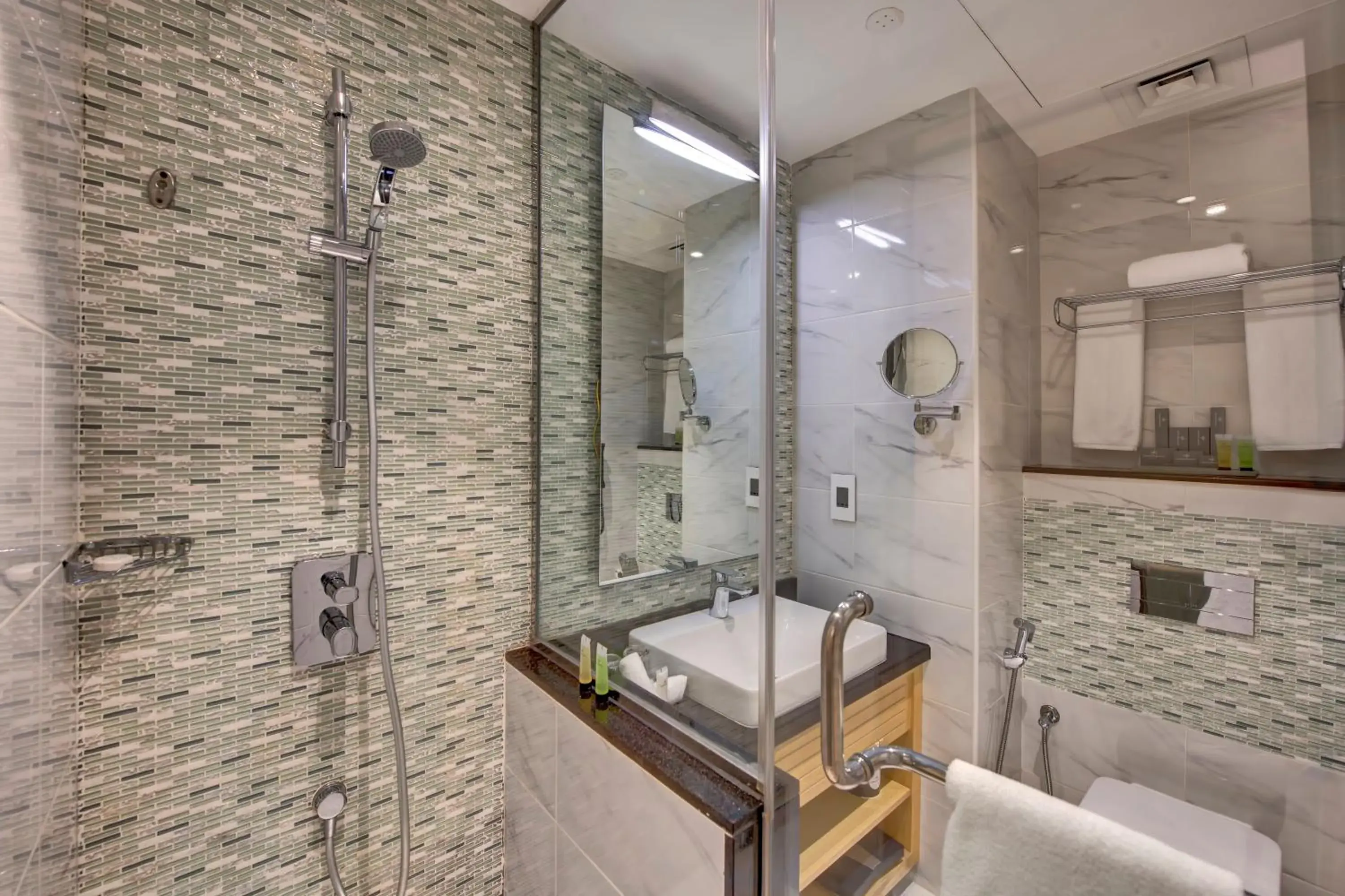 Deluxe Room - Complimentary Shuttle Bus to Beach & Mall of the Emirates in Metropolitan Hotel Dubai Deluxe Room - Complimentary Shuttle Bus to Beach & Mall of the Emirates in Metropolitan Hotel Dubai