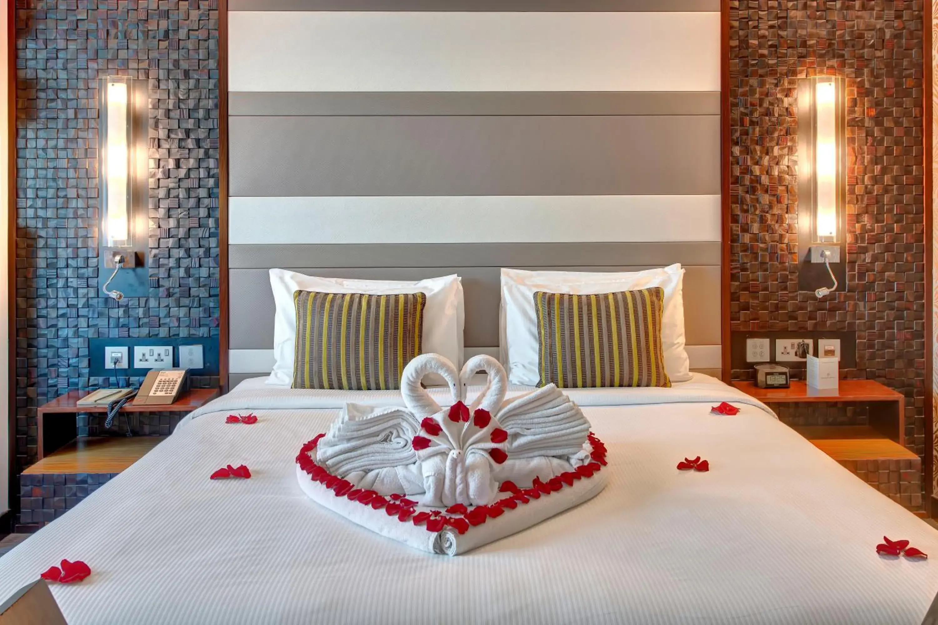 Junior Suite - Complimentary Shuttle Bus to Beach & Mall of the Emirates in Metropolitan Hotel Dubai Junior Suite - Complimentary Shuttle Bus to Beach & Mall of the Emirates in Metropolitan Hotel Dubai