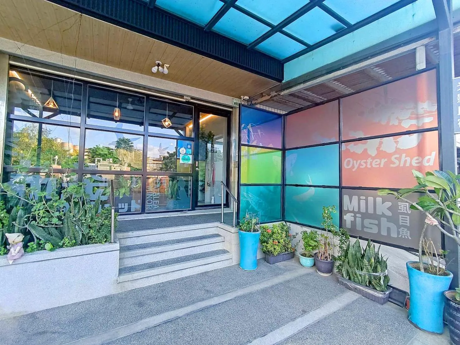 Facade/entrance in Light Shadow