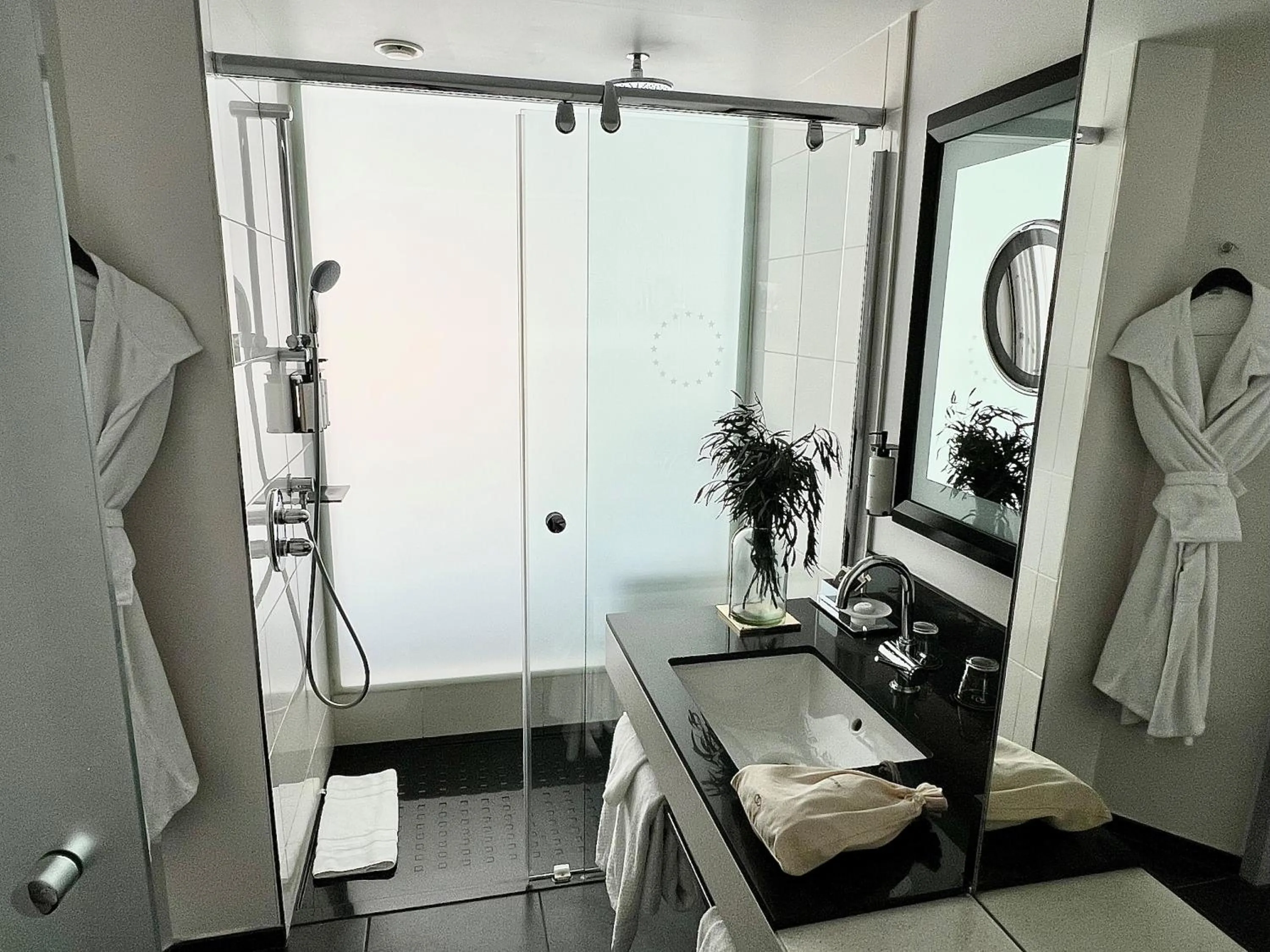 Shower in Sofitel Brussels Europe