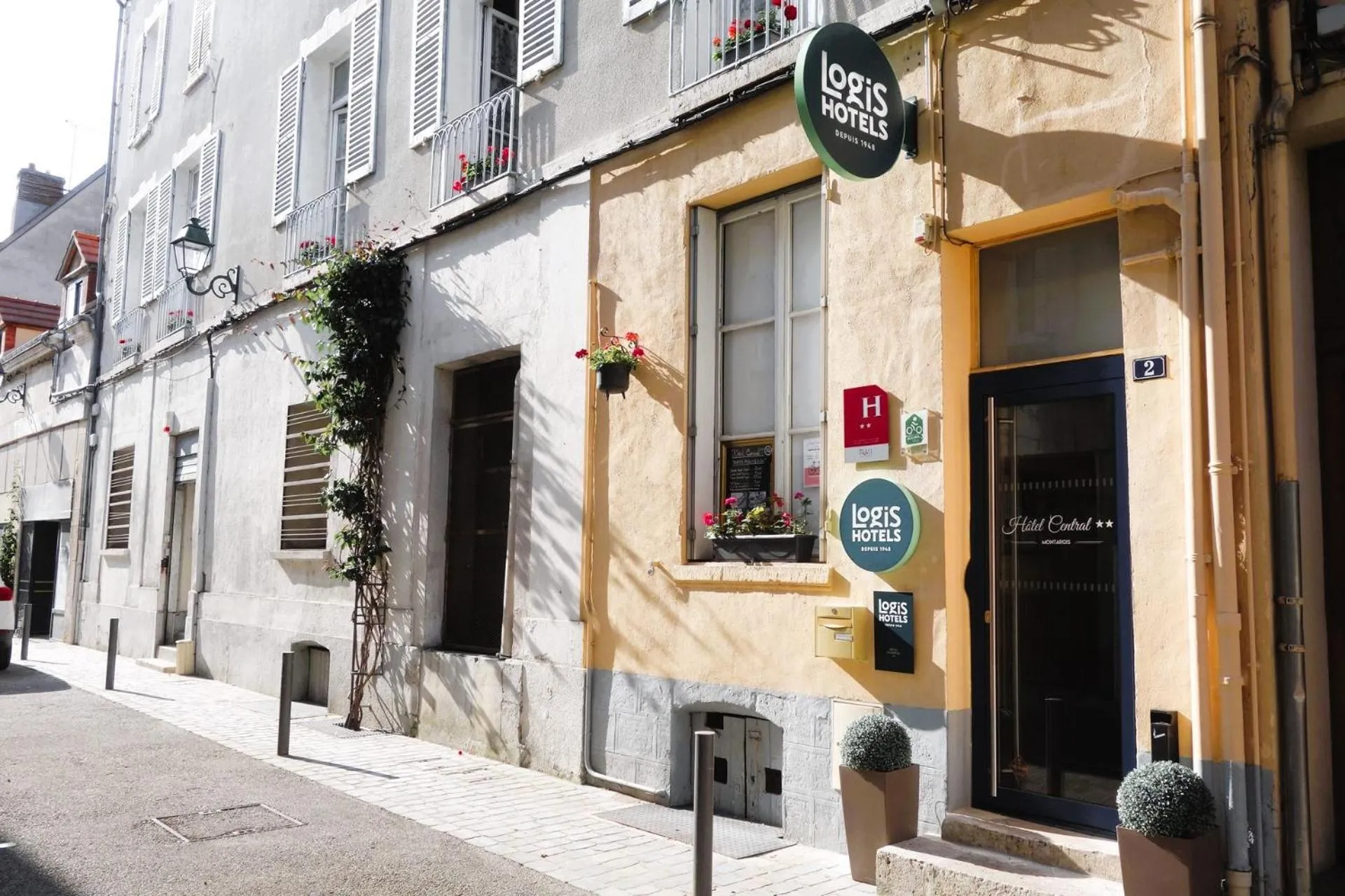 Facade/entrance in Logis Hôtel Central