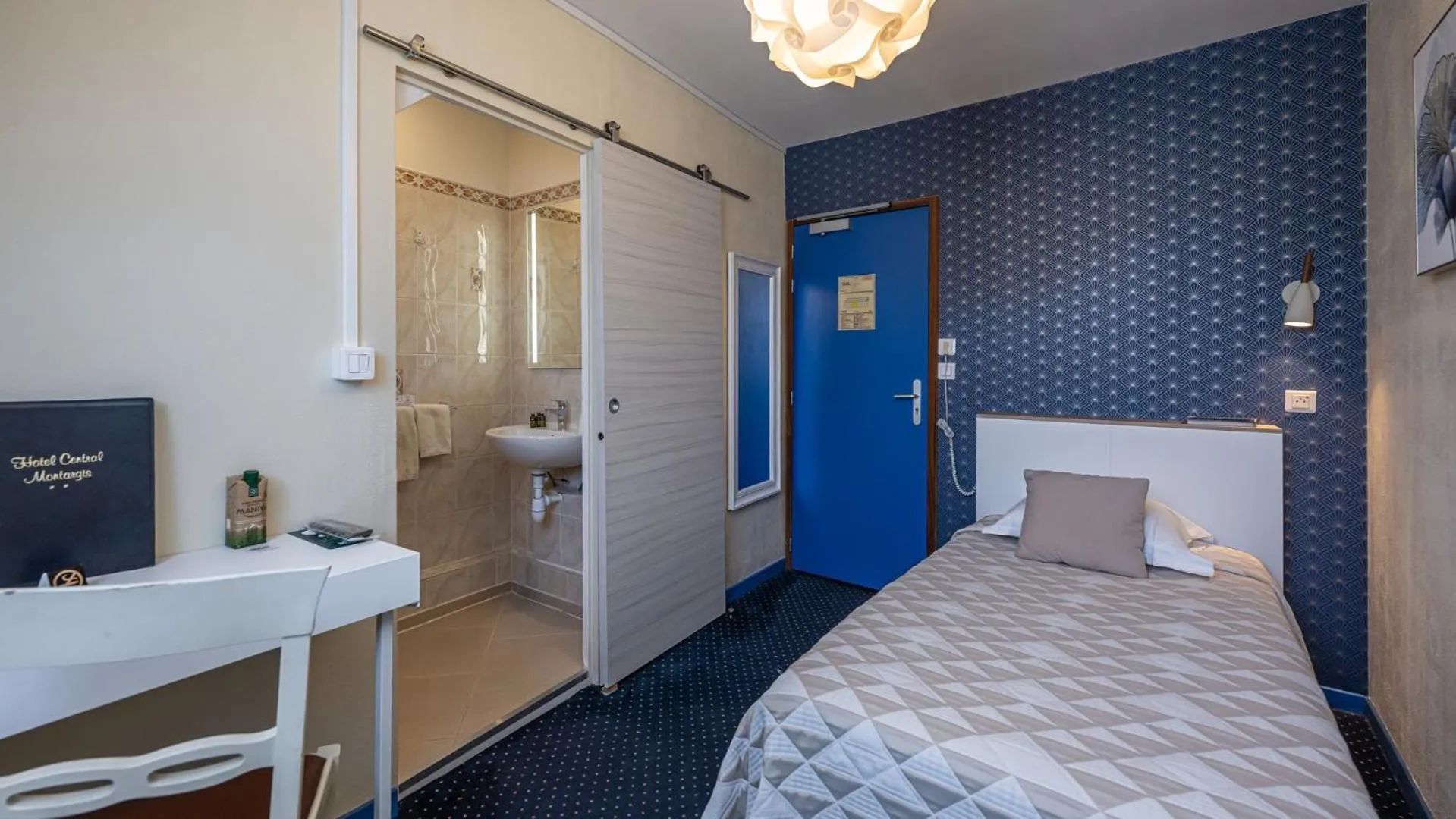 Bedroom, Bed in Logis Hôtel Central