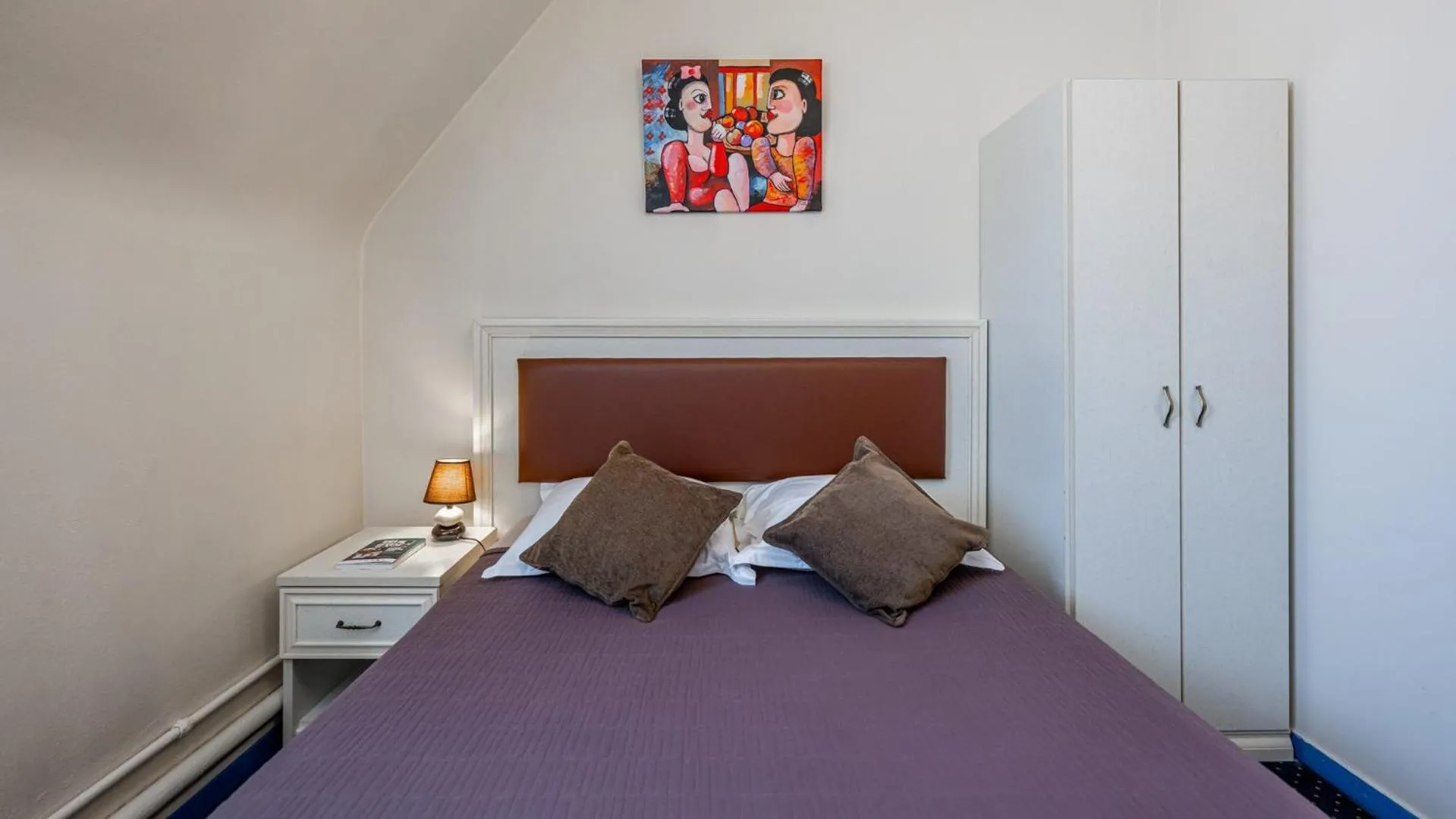 Bedroom, Bed in Logis Hôtel Central