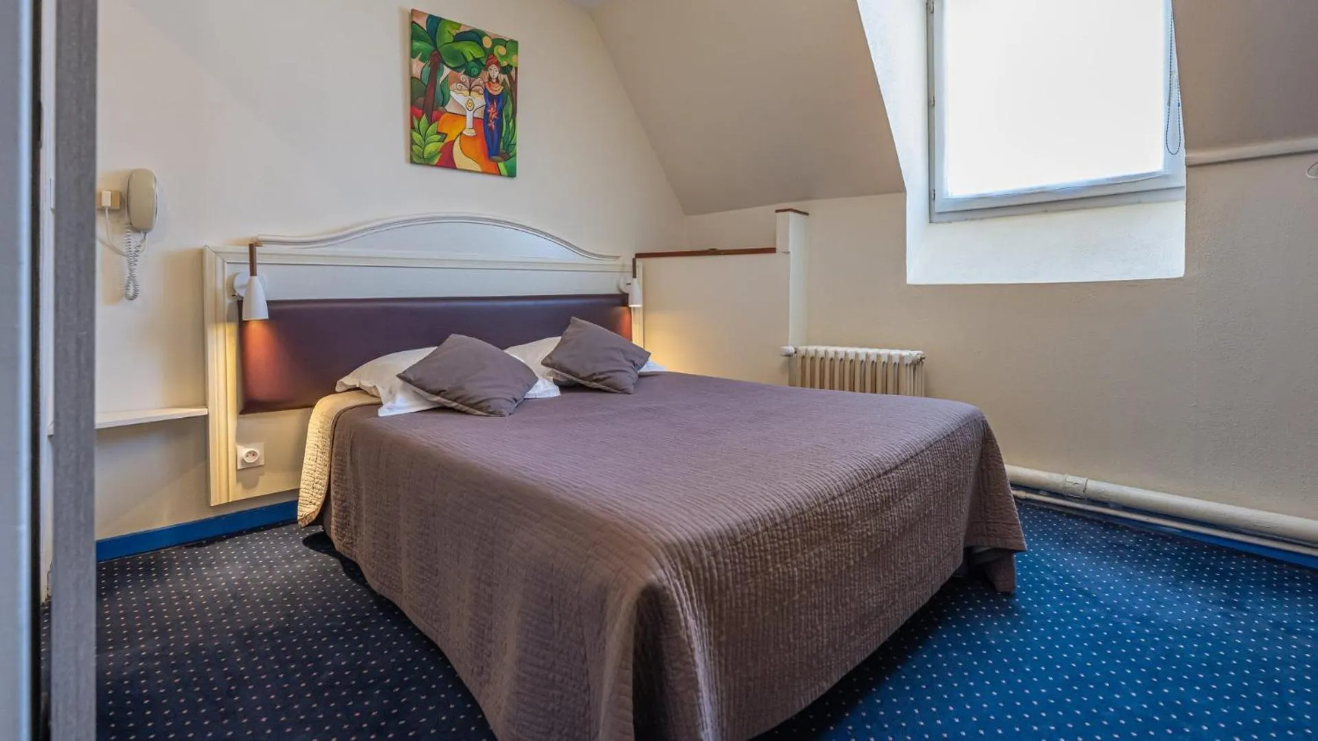 Bedroom, Bed in Logis Hôtel Central