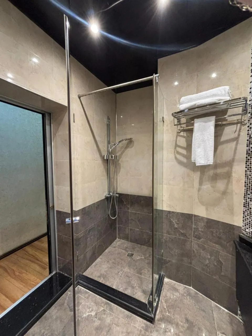 Shower in Bayil Breeze Hotel & Restaurant