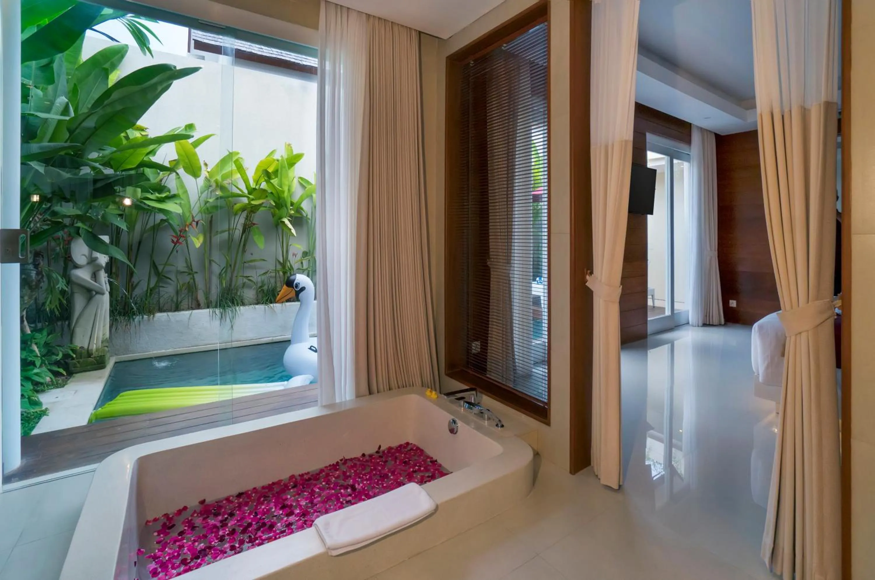 Shower in Sithala Villa Seminyak