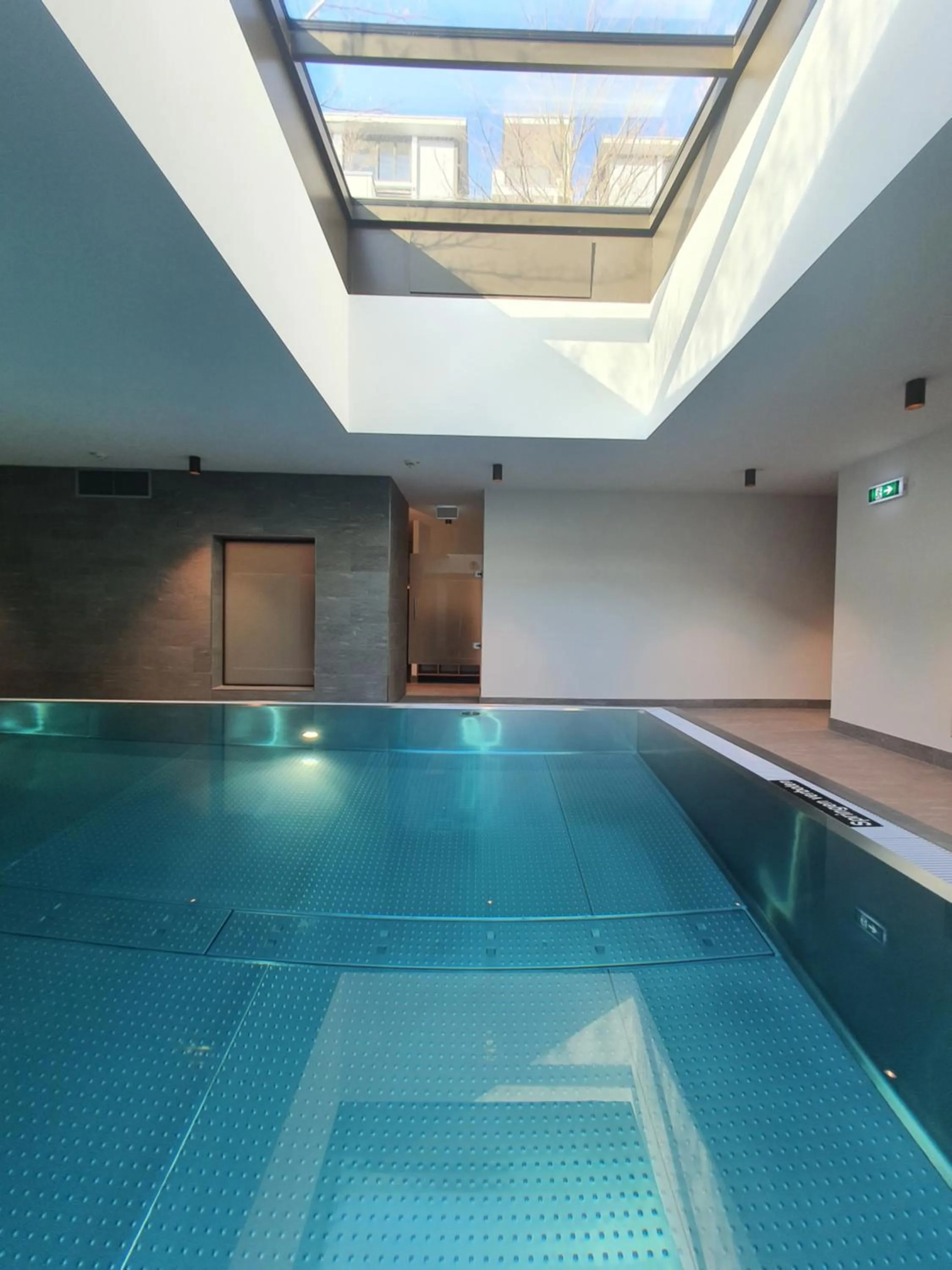 Swimming pool in Hotel the YARD Berlin