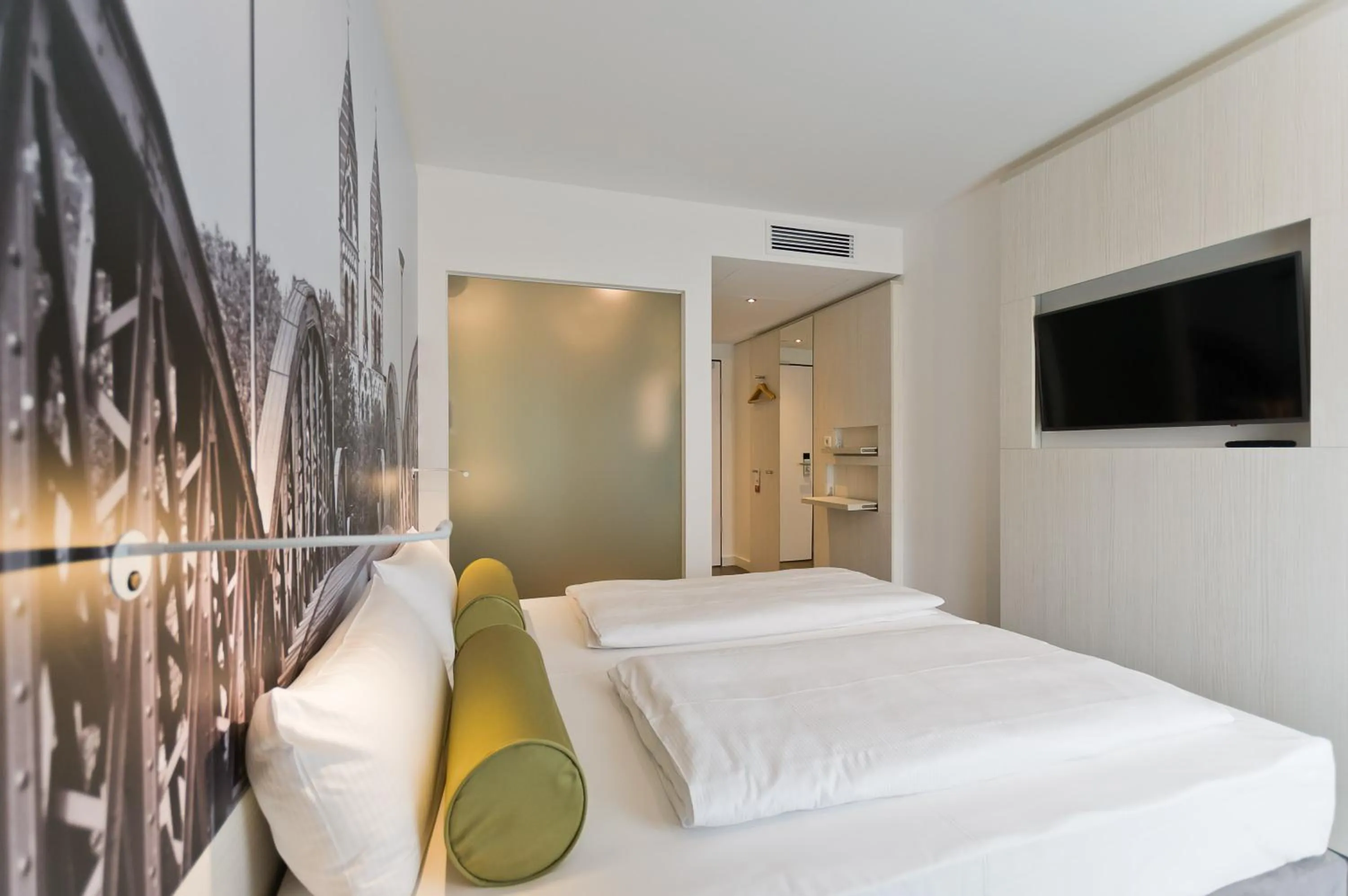 Bedroom, Bed in Super 8 Freiburg