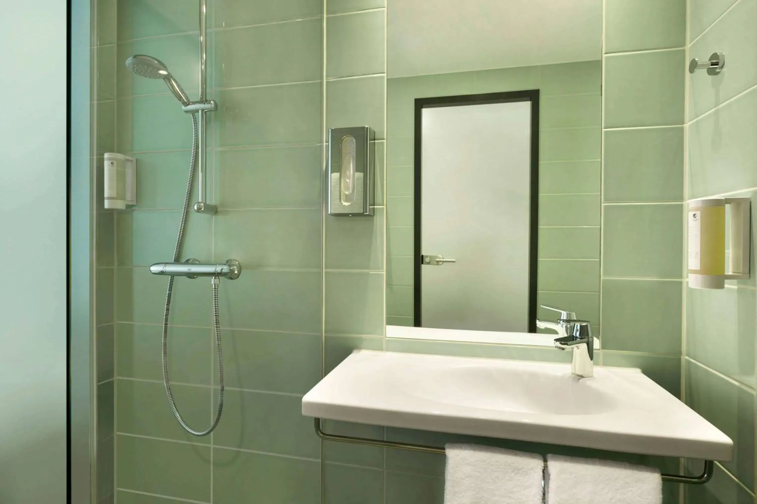 Bathroom in Super 8 Freiburg Bathroom in Super 8 Freiburg