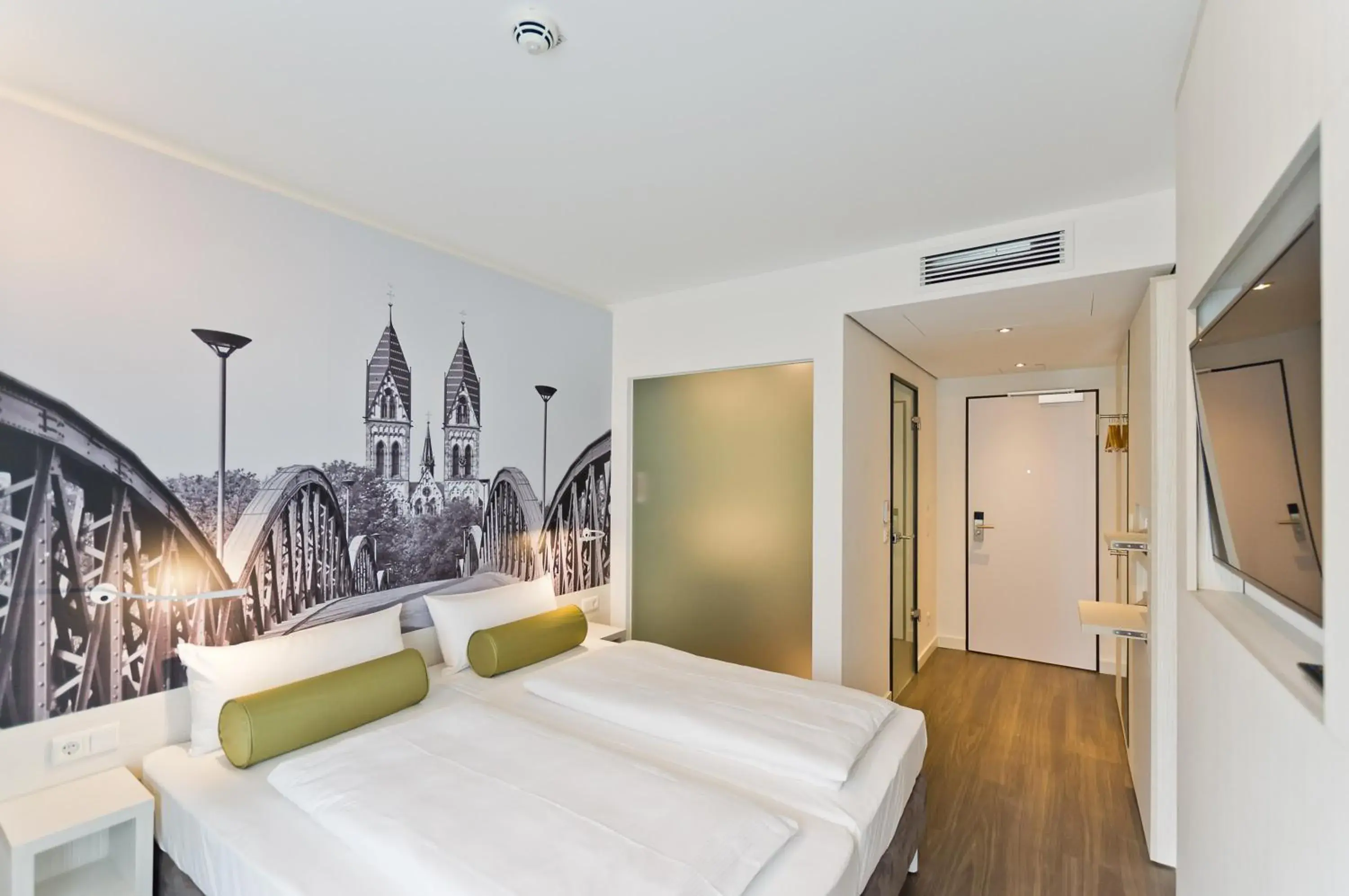 Standard Accessible Room - single occupancy in Super 8 Freiburg Standard Accessible Room - single occupancy in Super 8 Freiburg