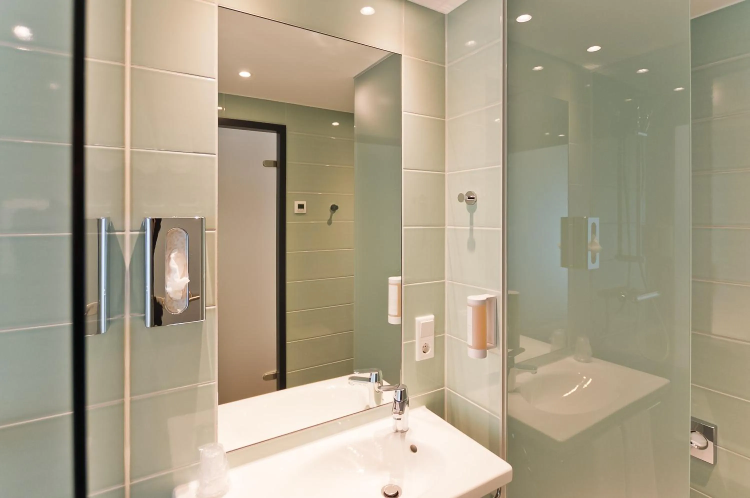 Bathroom in Super 8 Freiburg