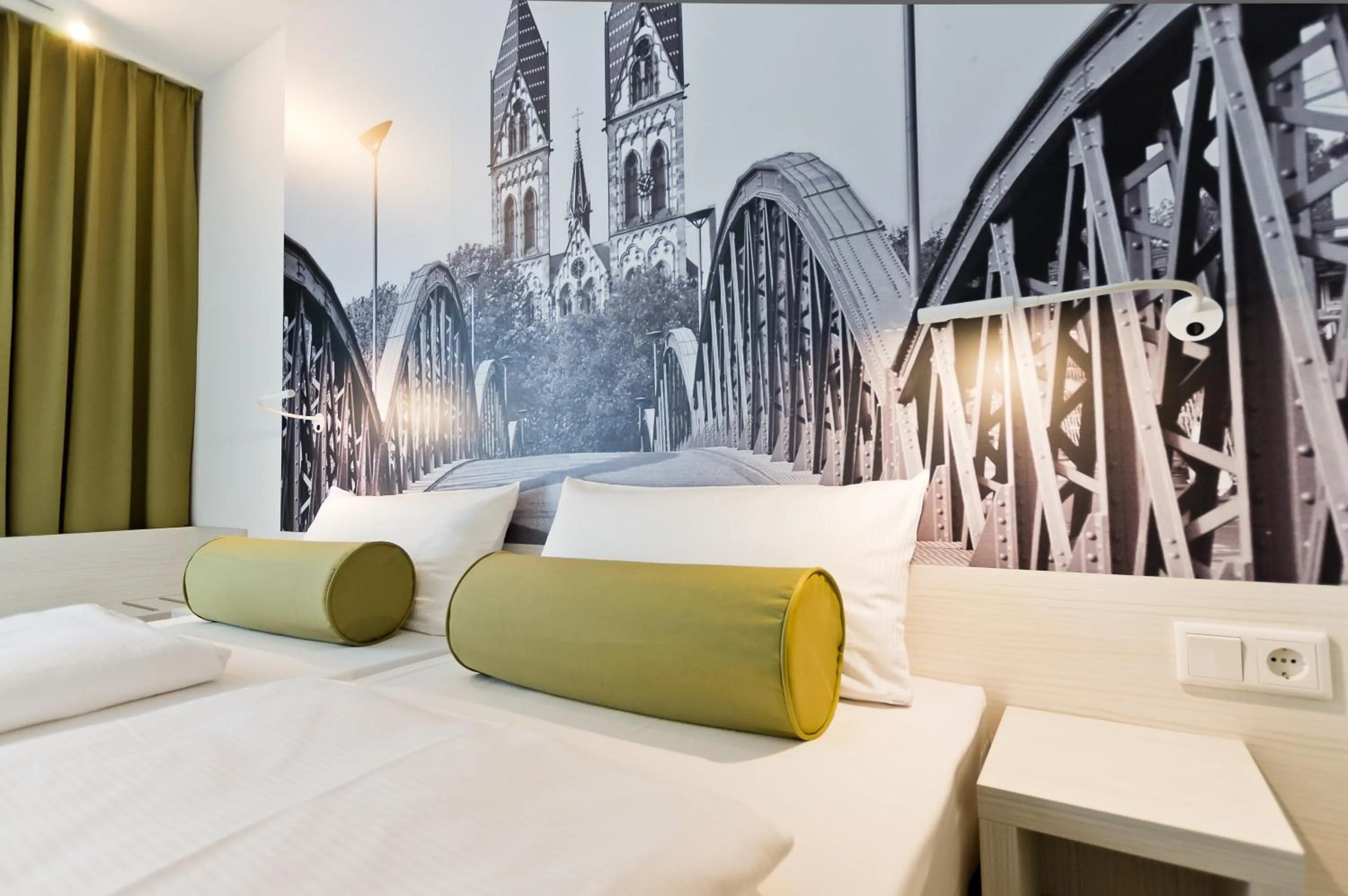 Bed in Super 8 Freiburg