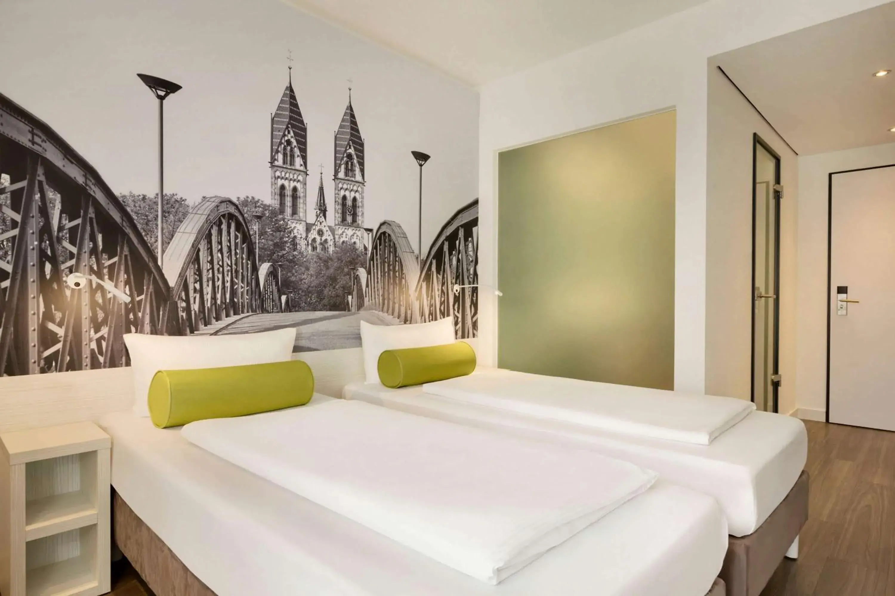 Photo of the whole room, Bed in Super 8 Freiburg Photo of the whole room, Bed in Super 8 Freiburg