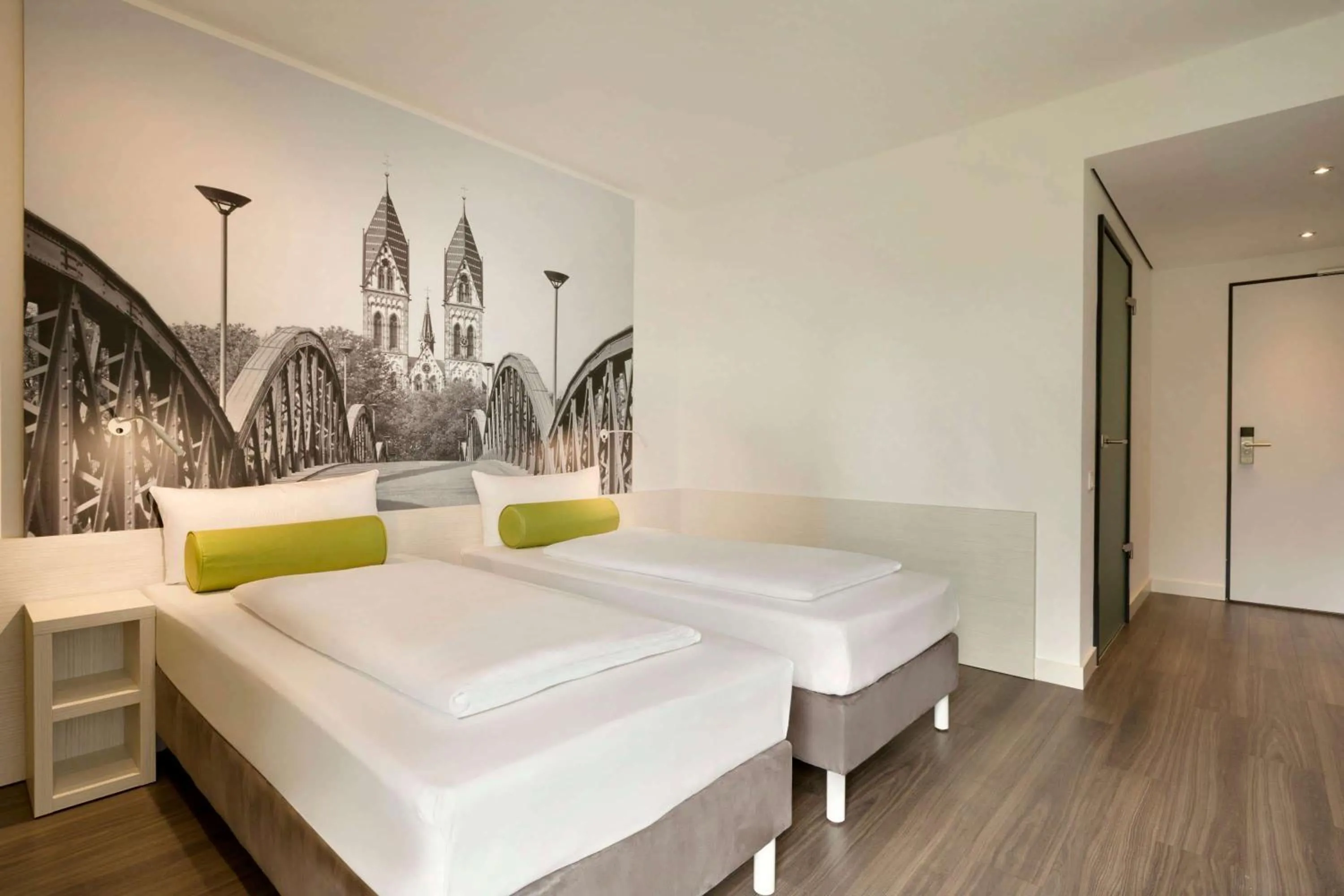 Photo of the whole room, Bed in Super 8 Freiburg