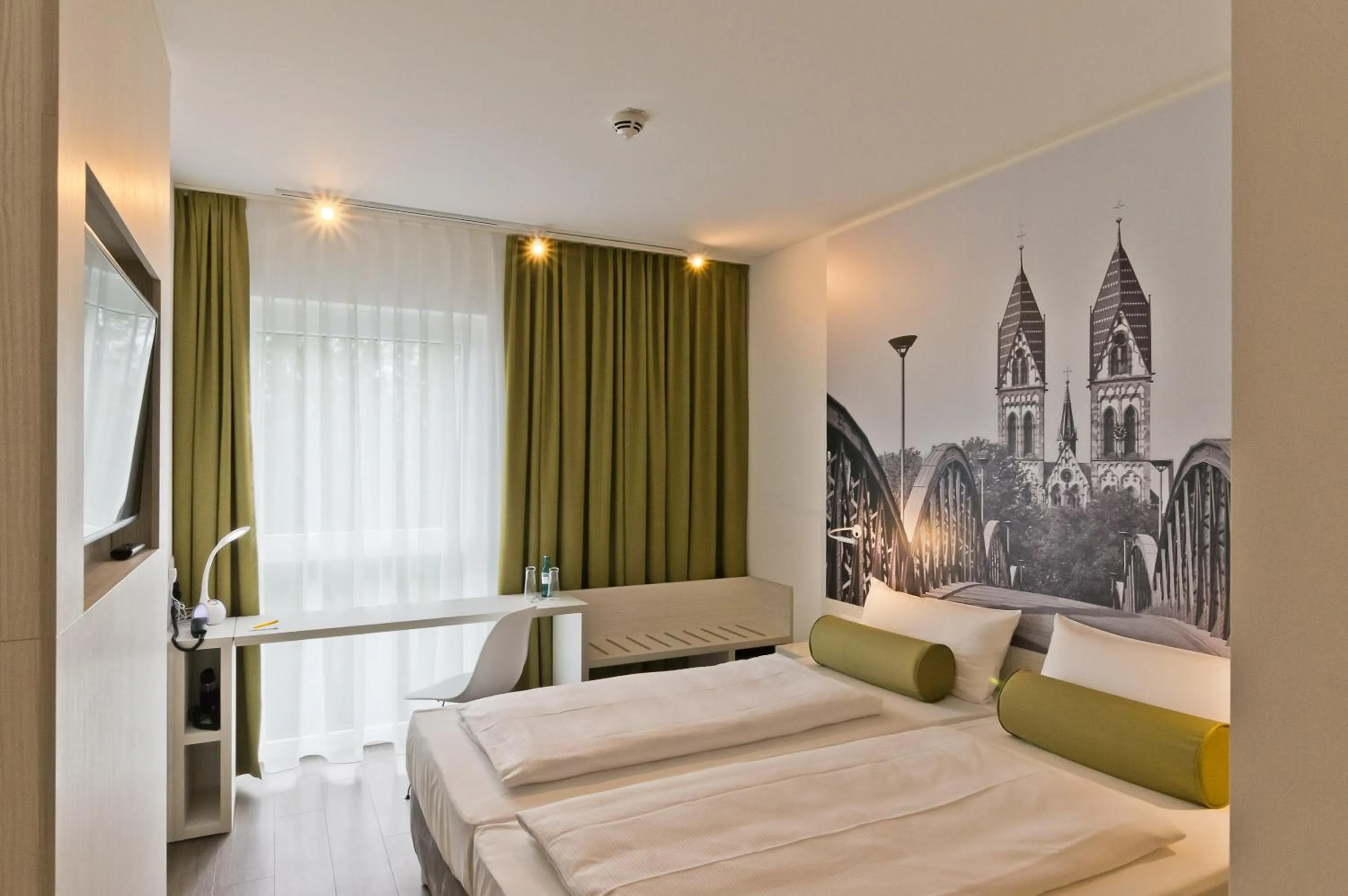 Bedroom, Bed in Super 8 Freiburg