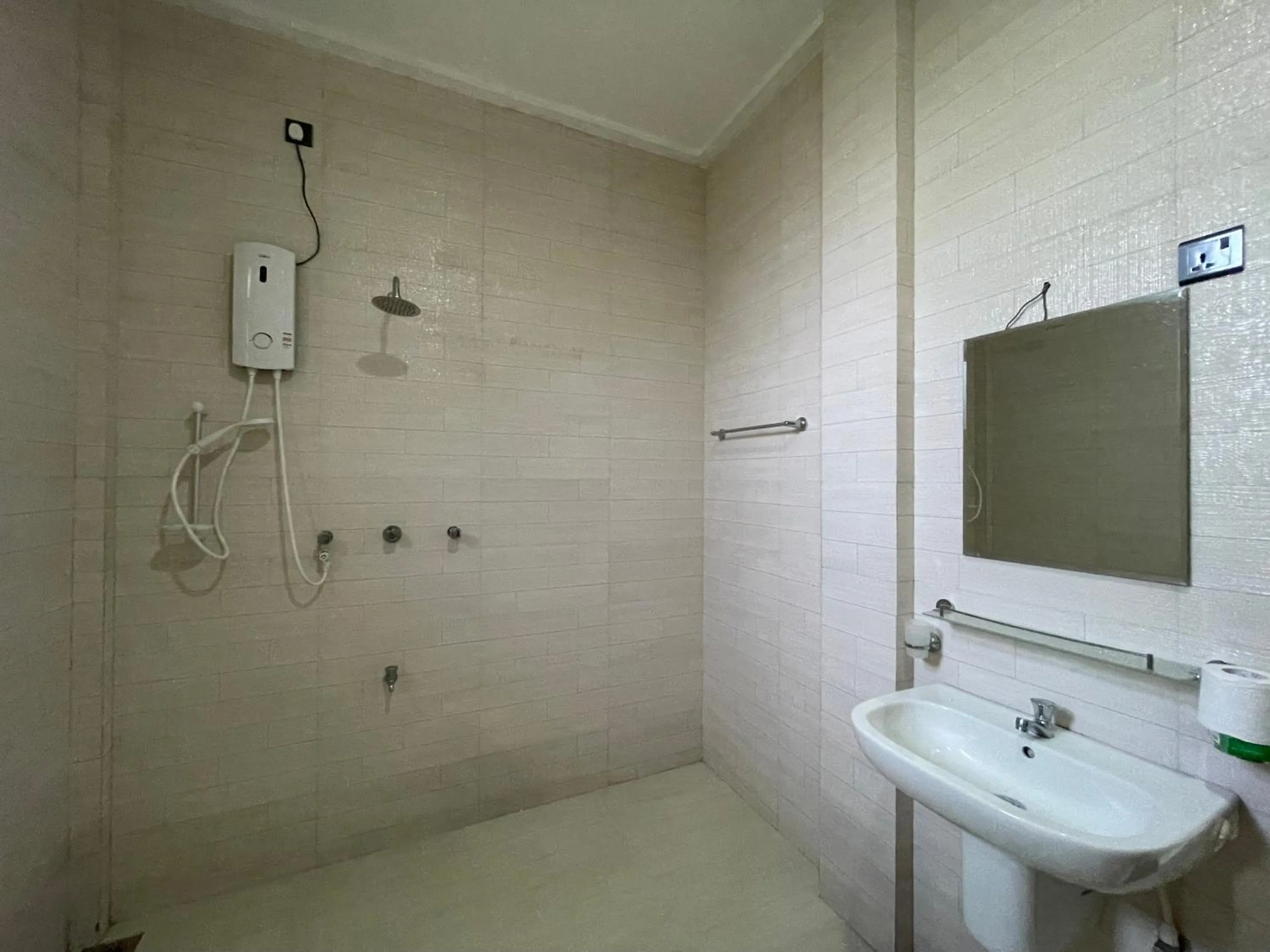 Shower in Dinuri villa