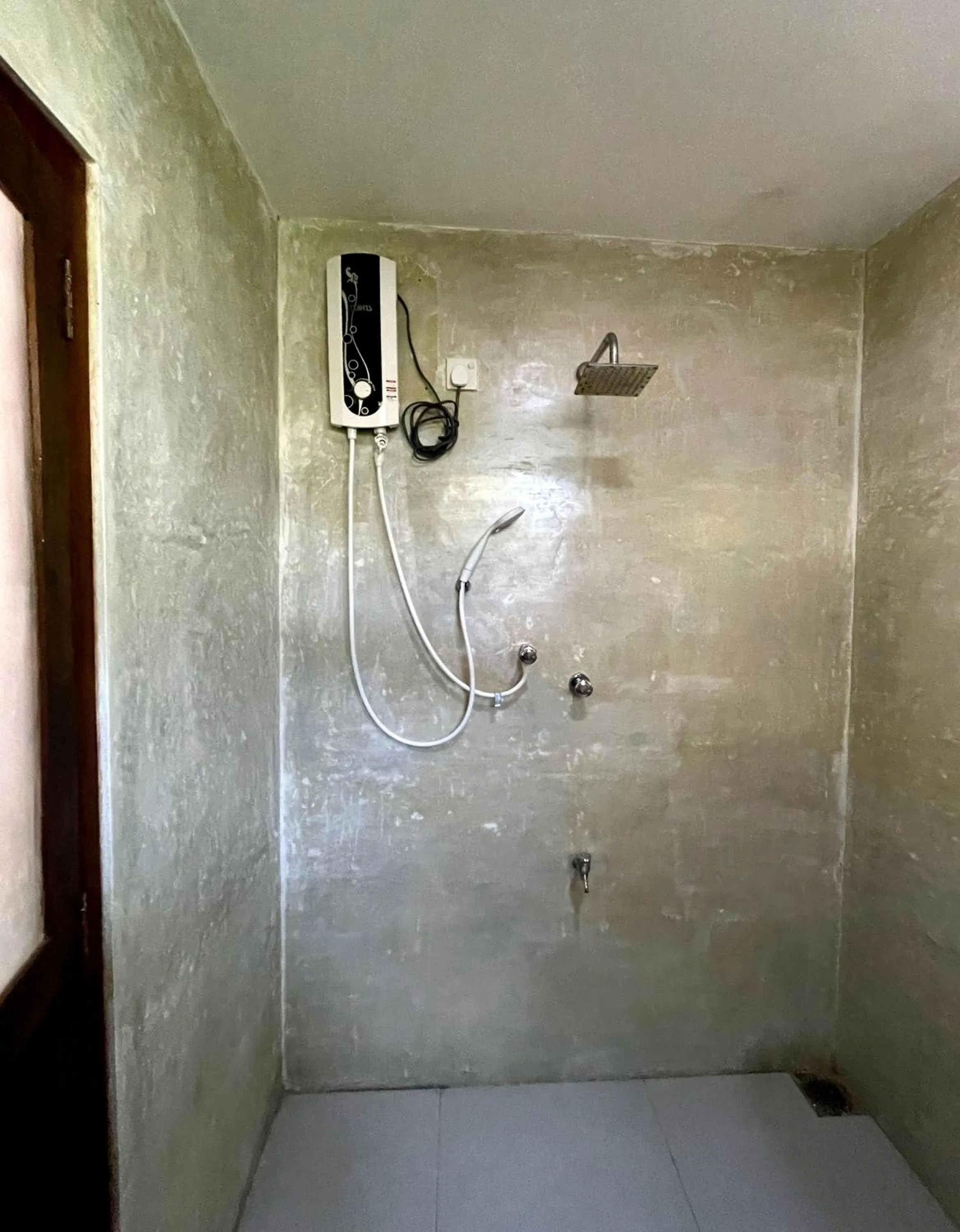 Shower in Dinuri villa