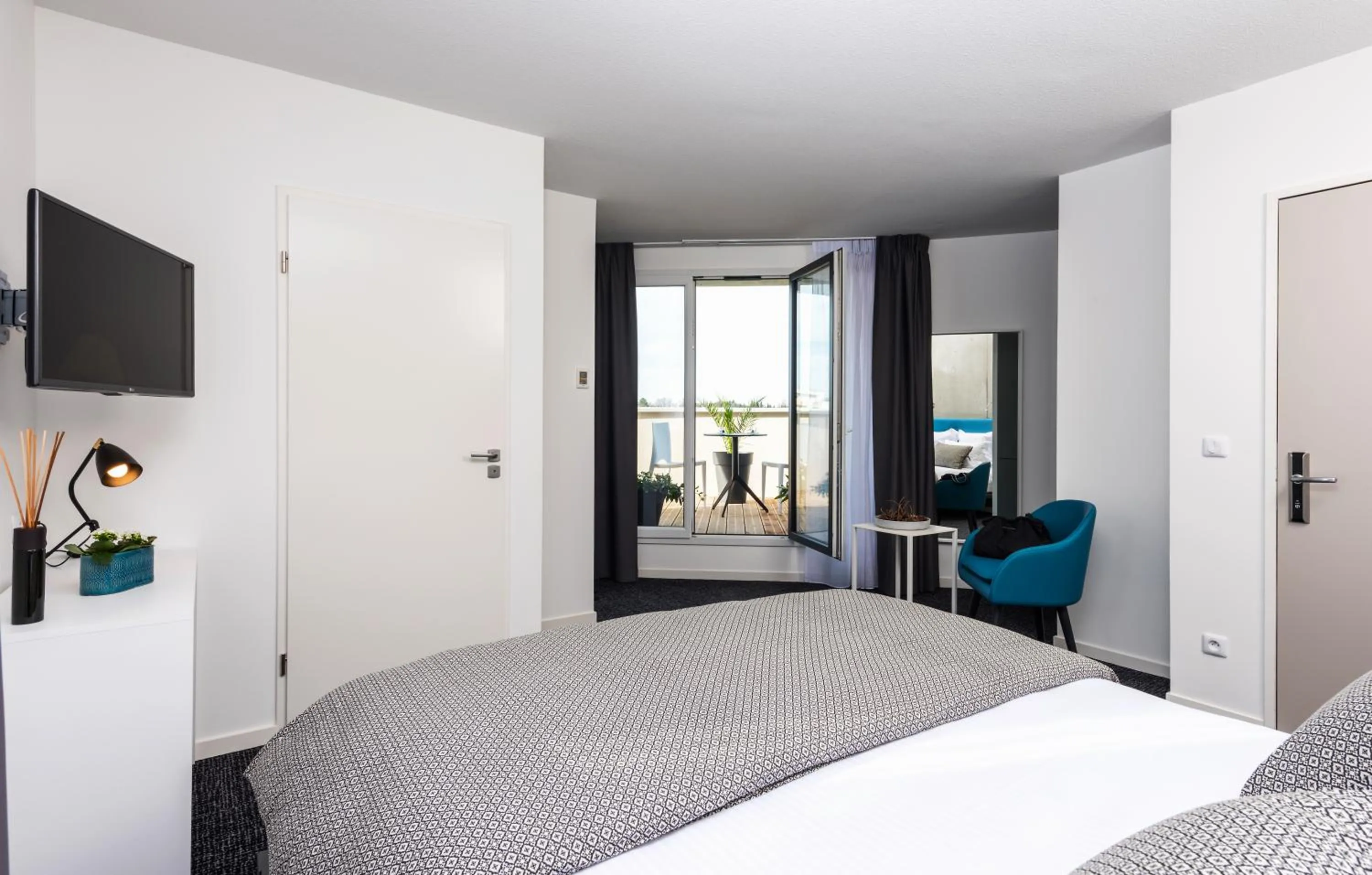 Bedroom, Bed in Ténéo Apparthotel Talence Espeleta - Bordeaux Sud