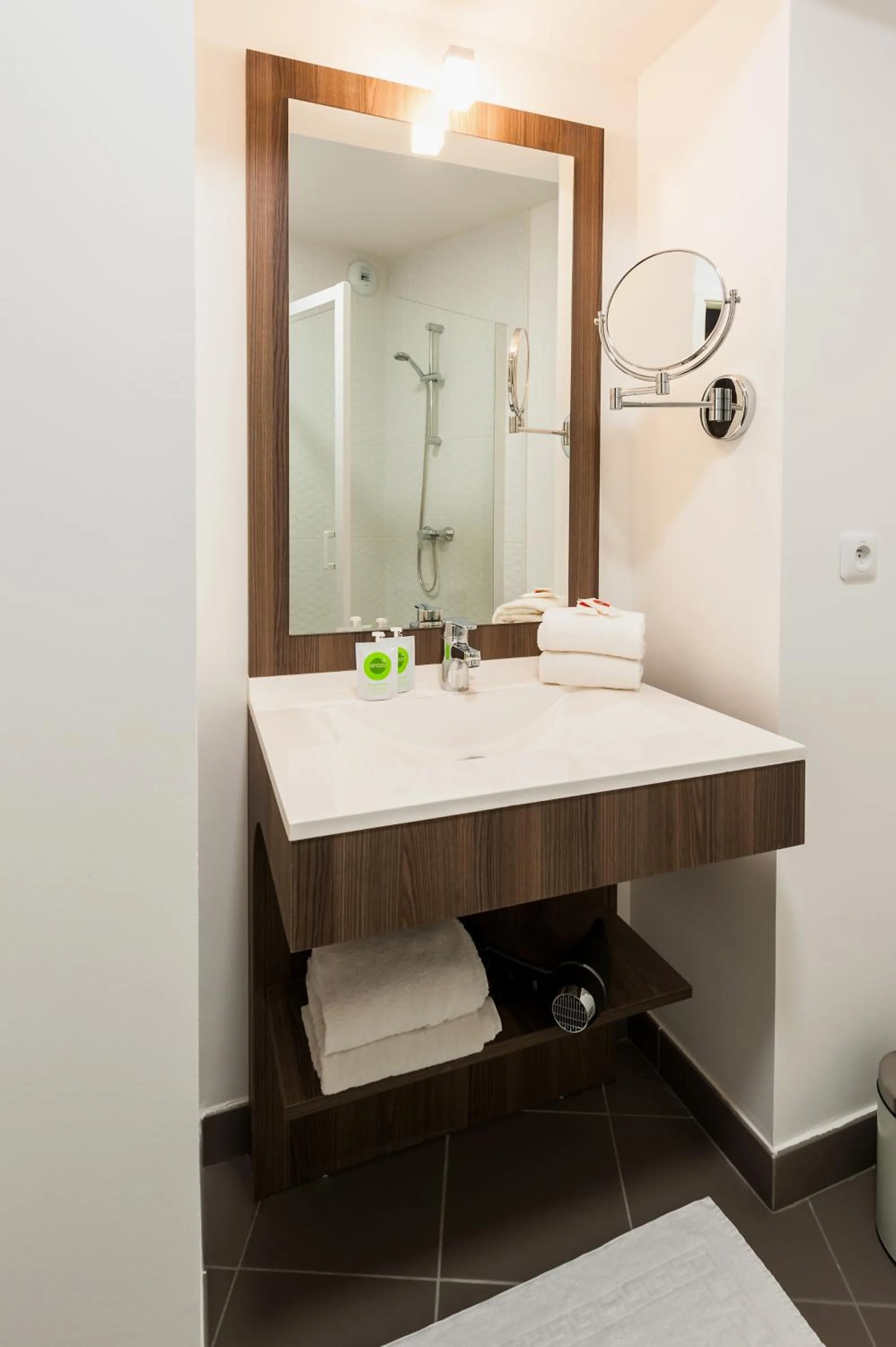 Bathroom in Ténéo Apparthotel Talence Espeleta - Bordeaux Sud