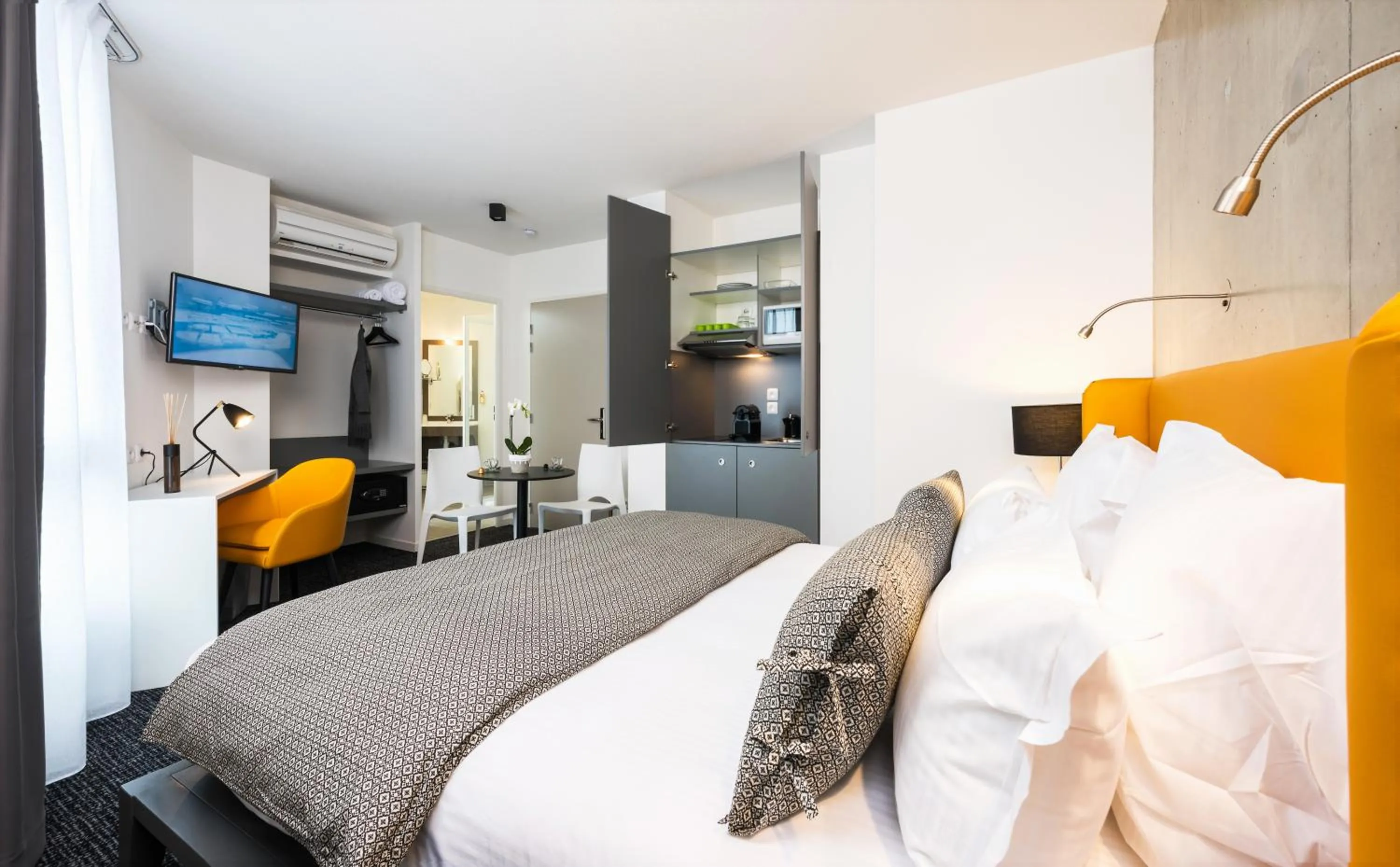 Bedroom, Bed in Ténéo Apparthotel Talence Espeleta - Bordeaux Sud