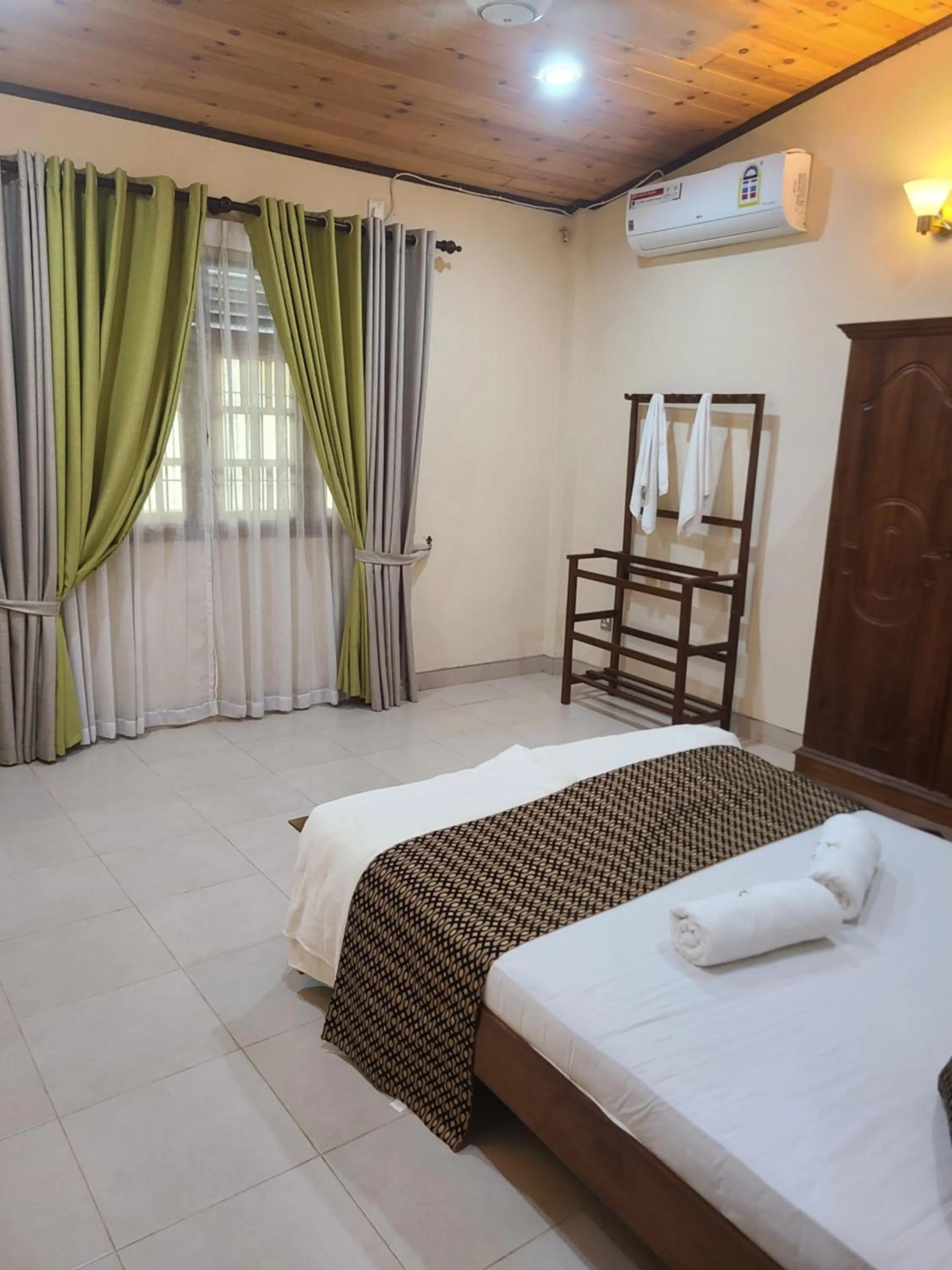 towels, Bed in GG Lodge Mirissa