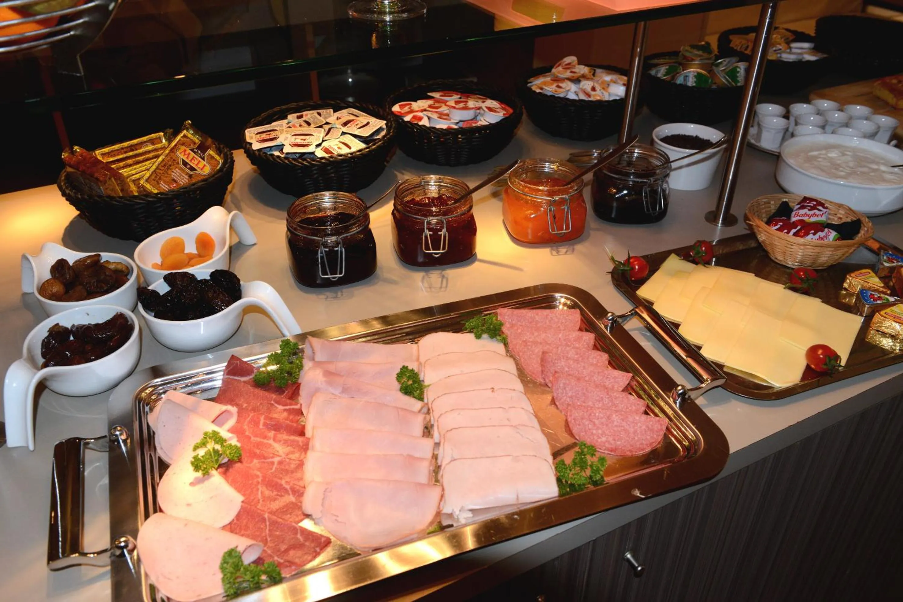 Buffet breakfast in Hotel Vijfwegen