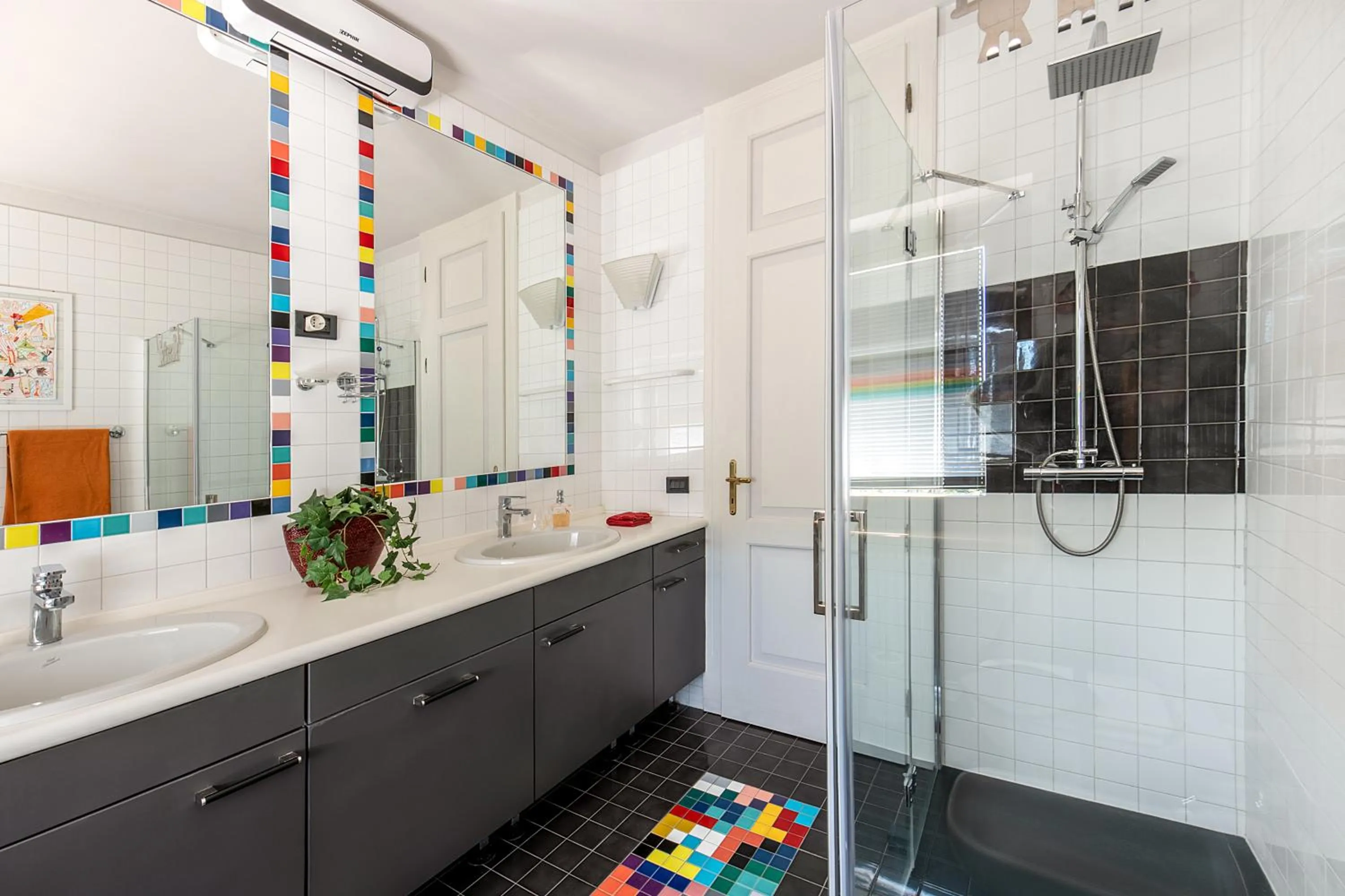 Bathroom in Villa Isidoro ampio parco ,piscina privata, arte e giochi , fitness