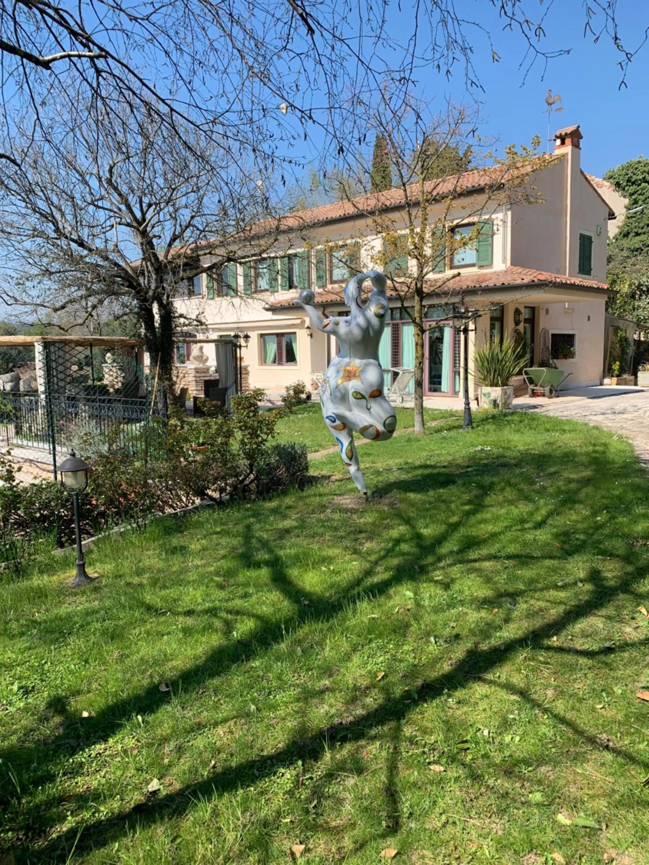 Property building in Villa Isidoro ampio parco ,piscina privata, arte e giochi , fitness