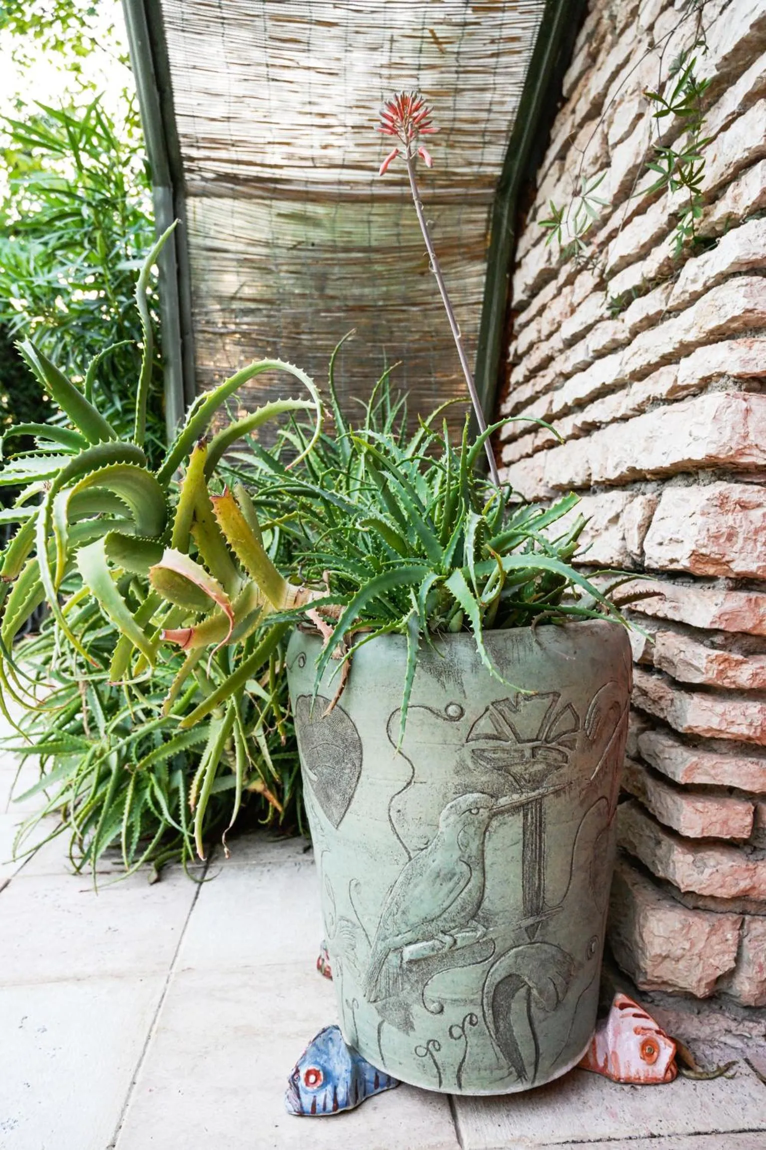 Decorative detail in Villa Isidoro ampio parco ,piscina privata, arte e giochi , fitness