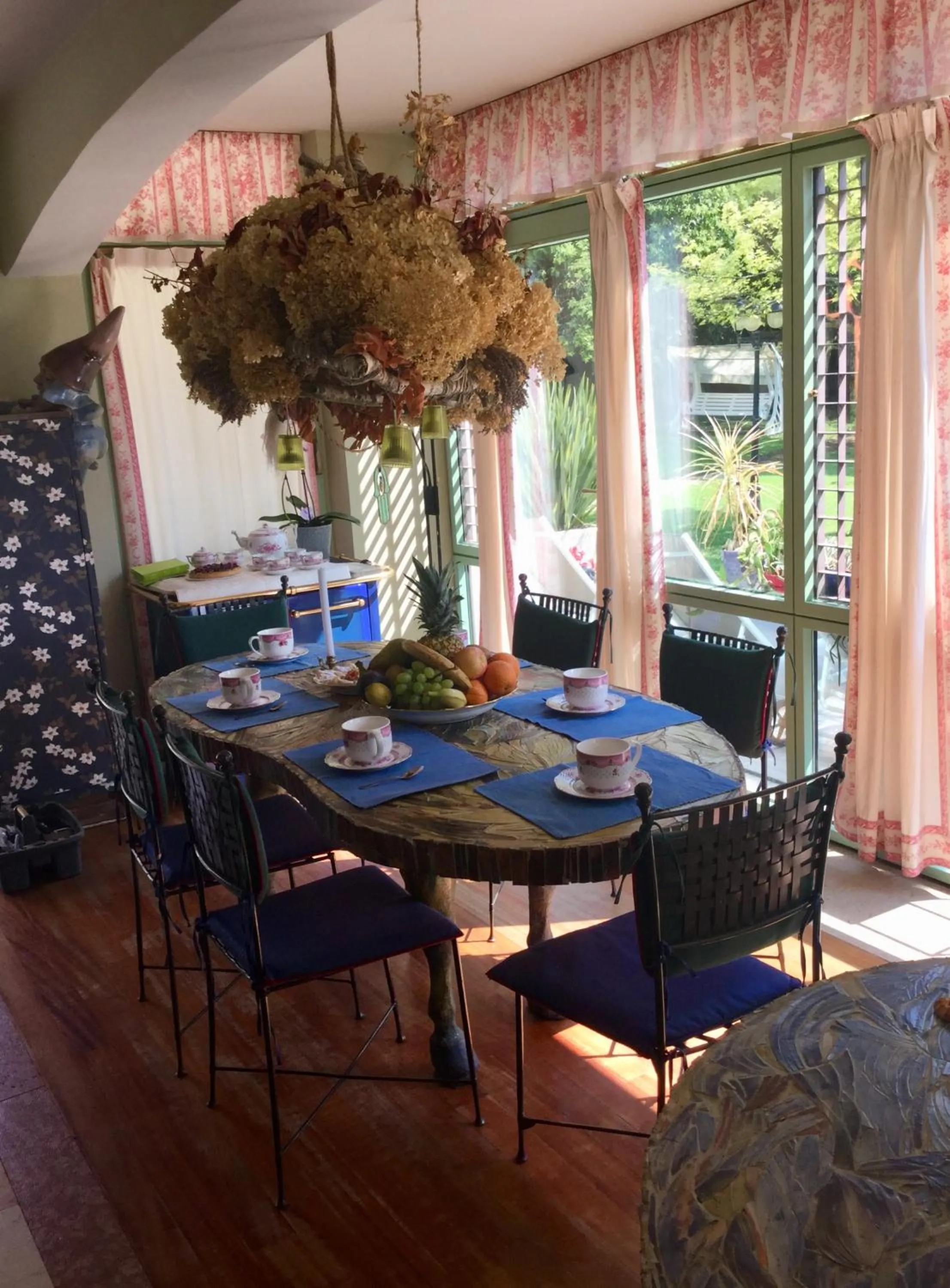 Living room in Villa Isidoro ampio parco ,piscina privata, arte e giochi , fitness