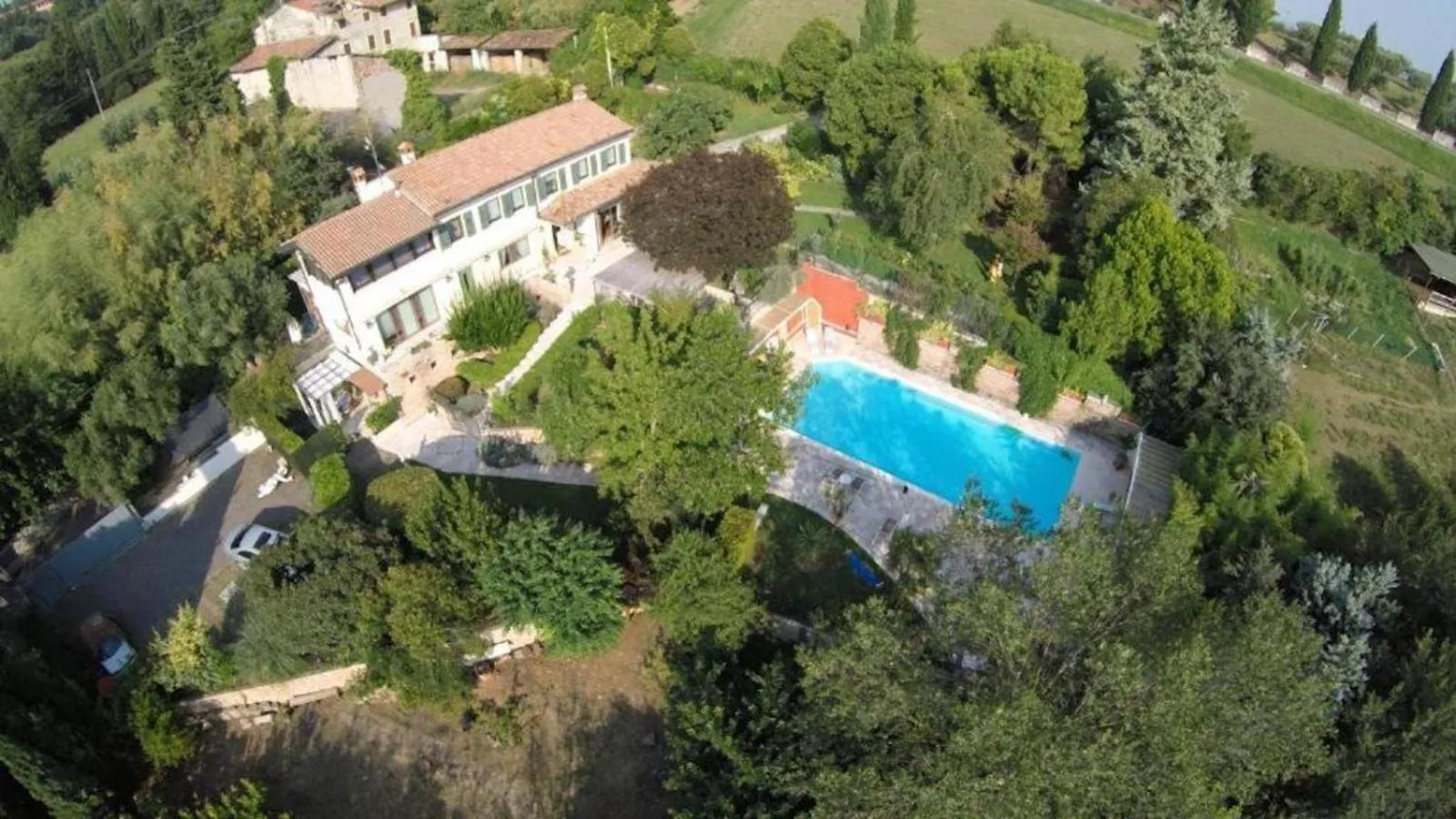 Natural landscape in Villa Isidoro ampio parco ,piscina privata, arte e giochi , fitness