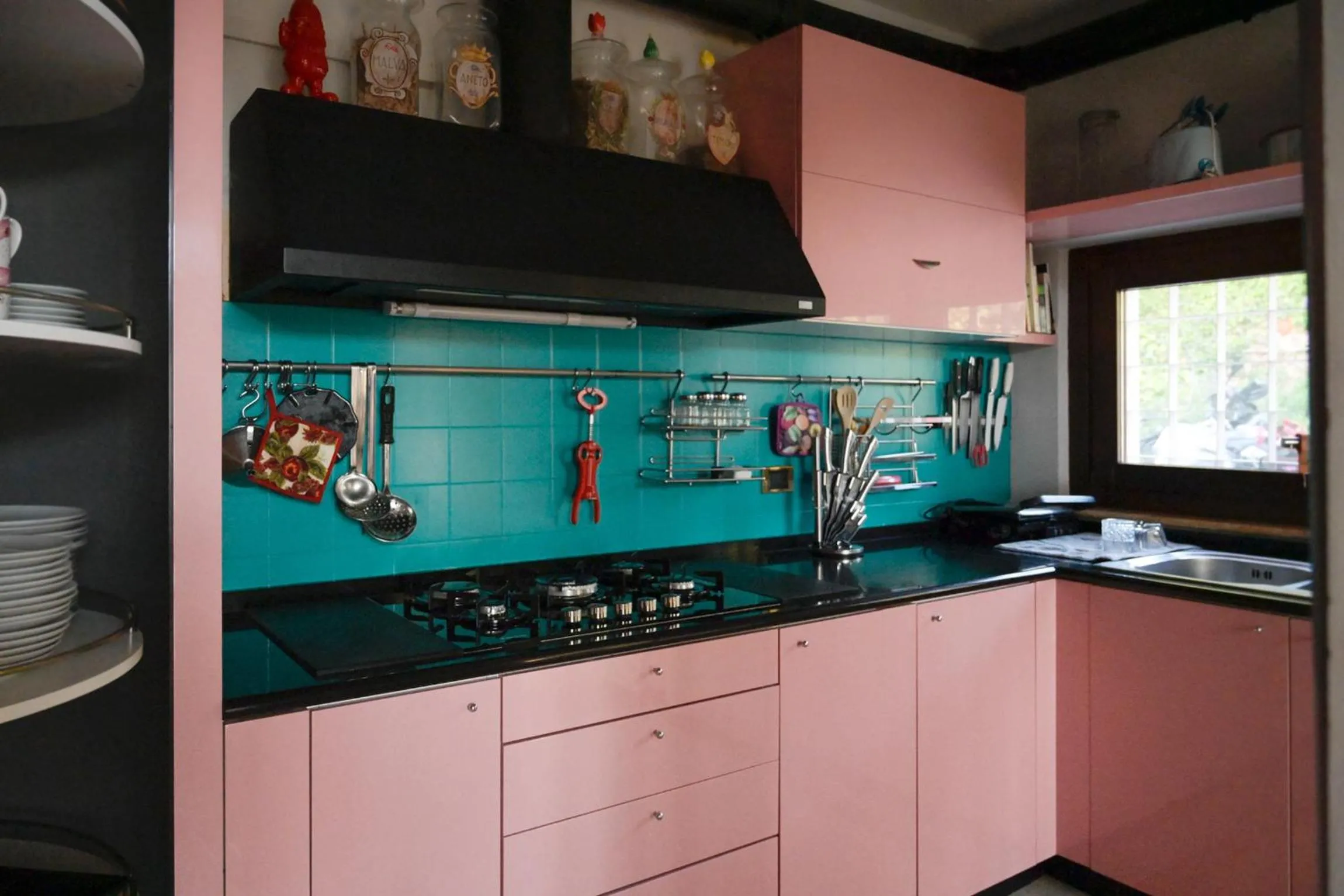 Kitchen or kitchenette in Villa Isidoro ampio parco ,piscina privata, arte e giochi , fitness