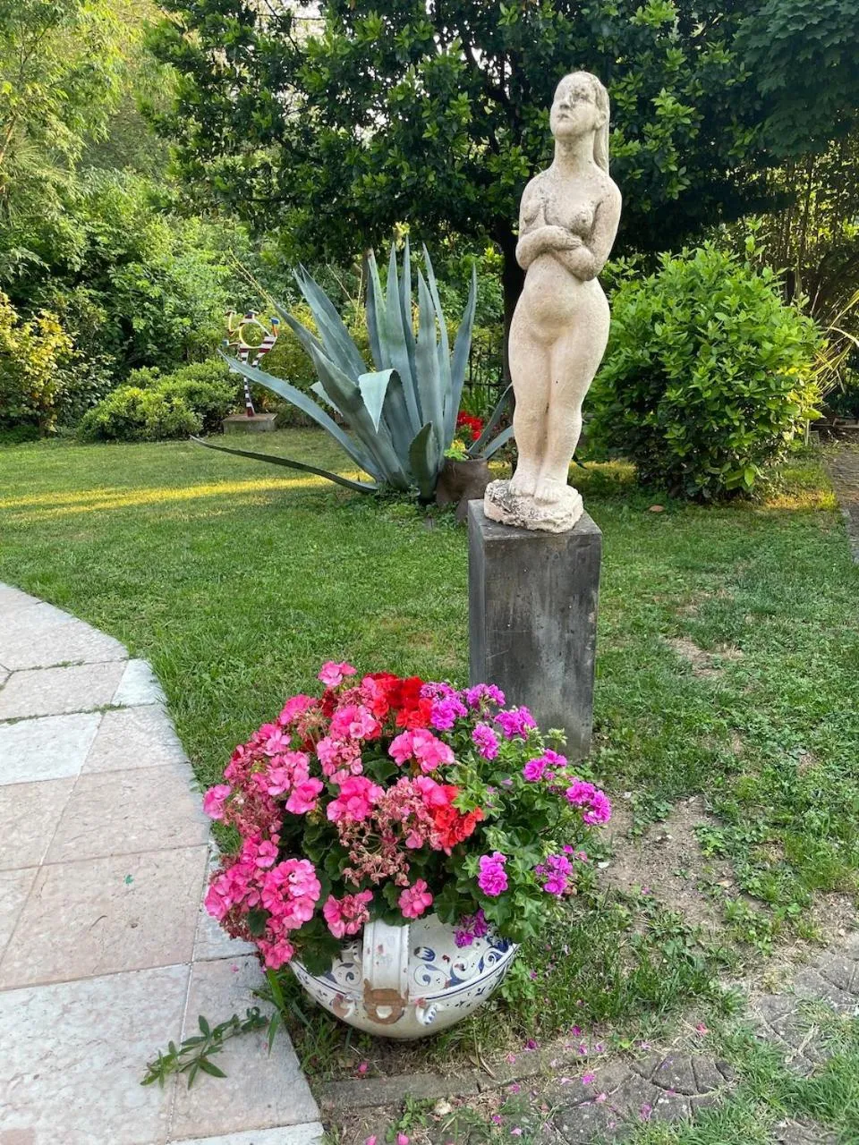 Garden in Villa Isidoro ampio parco ,piscina privata, arte e giochi , fitness