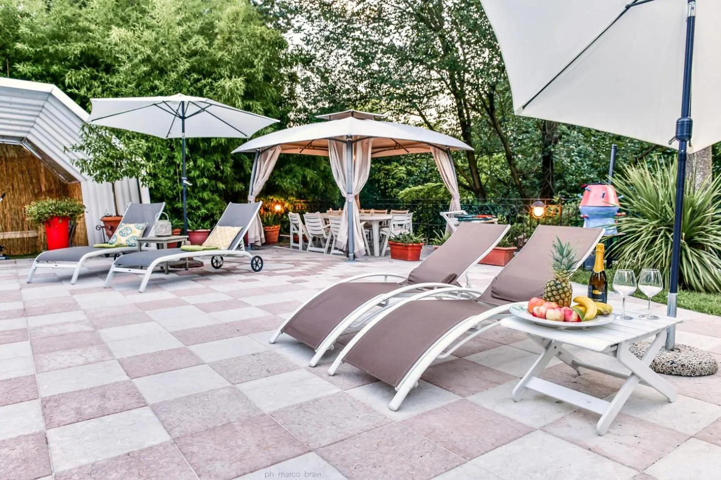 Patio in Villa Isidoro ampio parco ,piscina privata, arte e giochi , fitness