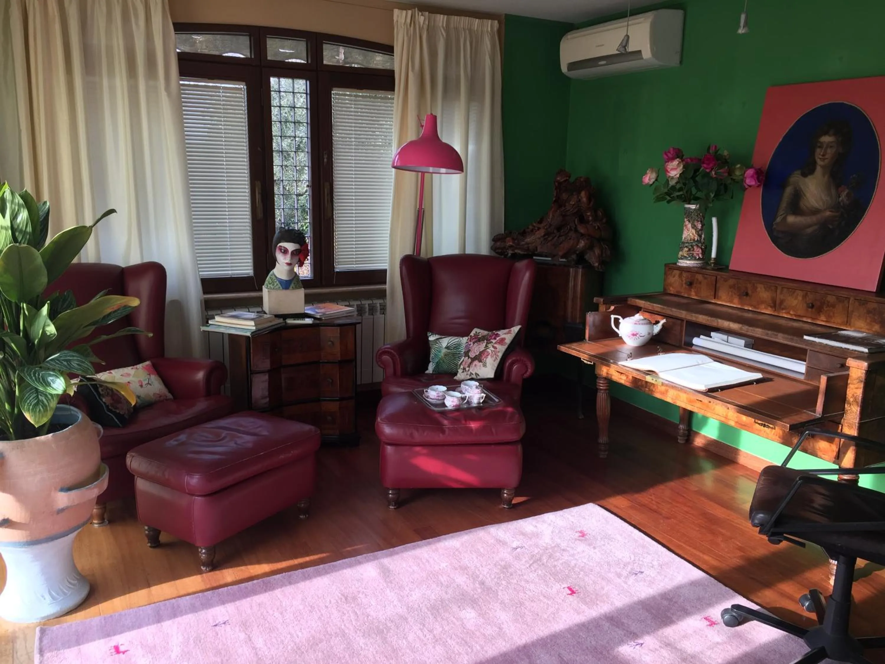 Living room in Villa Isidoro ampio parco ,piscina privata, arte e giochi , fitness