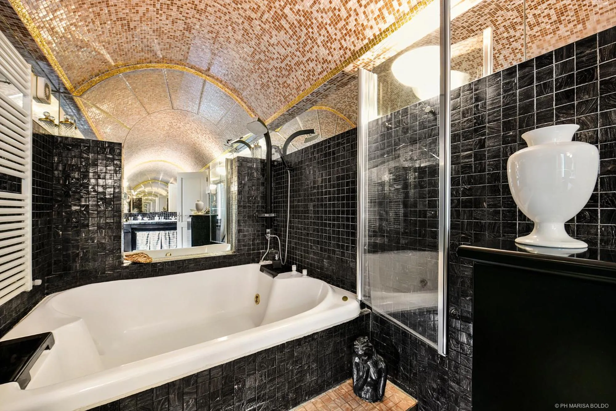 Hot Tub in Villa Isidoro ampio parco ,piscina privata, arte e giochi , fitness