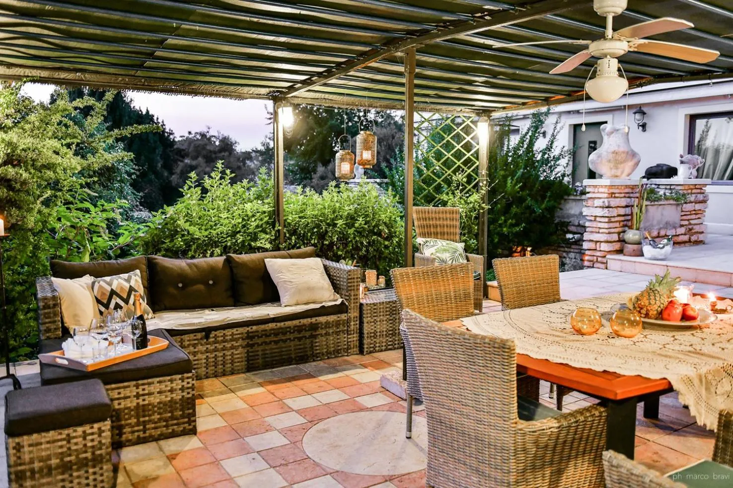 Patio in Villa Isidoro ampio parco ,piscina privata, arte e giochi , fitness