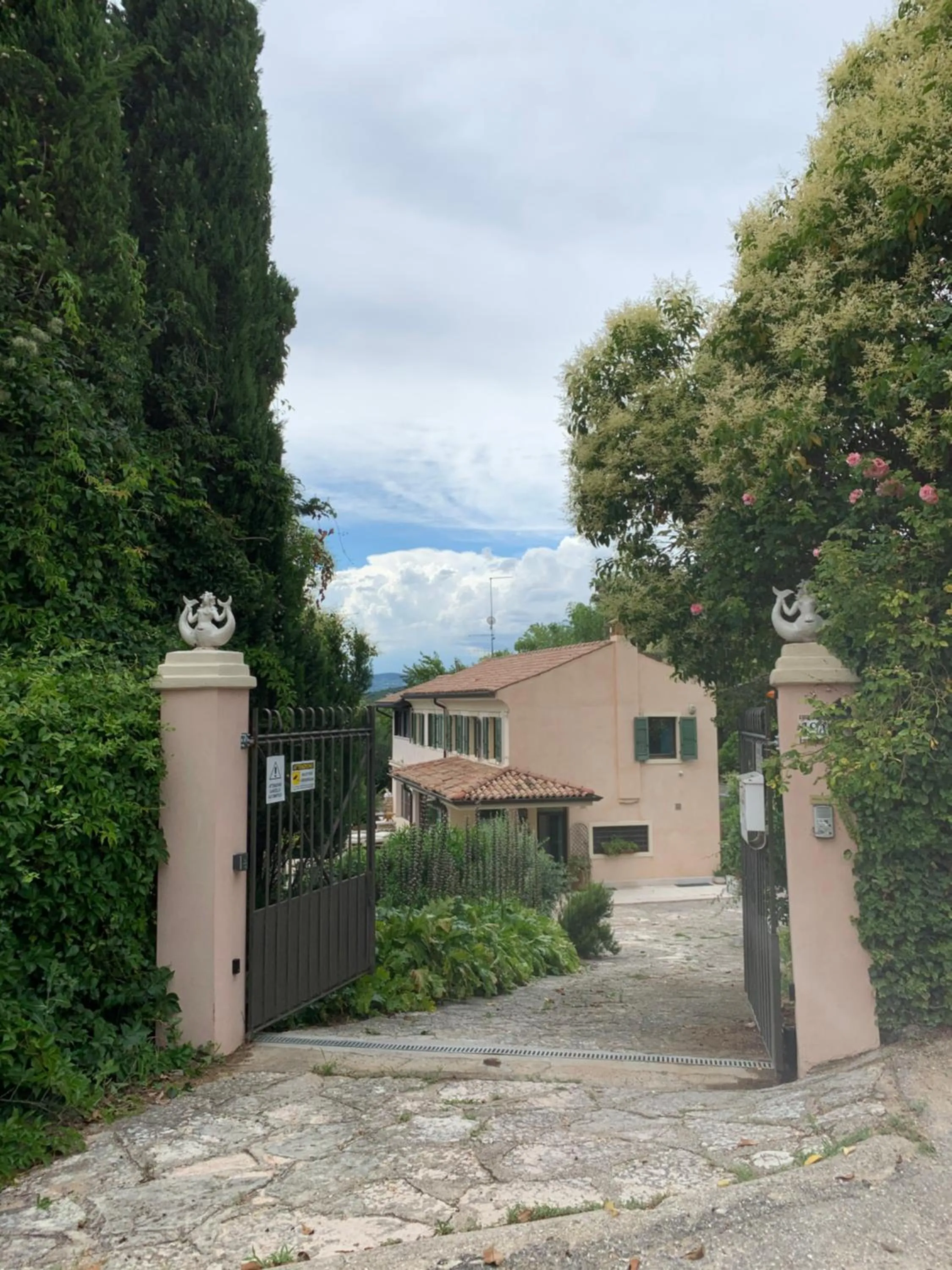 Property building in Villa Isidoro ampio parco ,piscina privata, arte e giochi , fitness