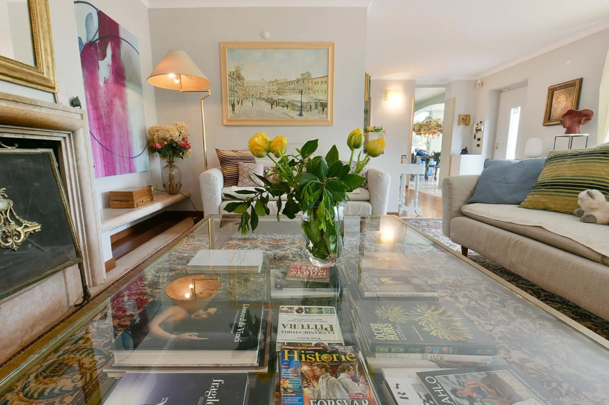 Living room in Villa Isidoro ampio parco ,piscina privata, arte e giochi , fitness