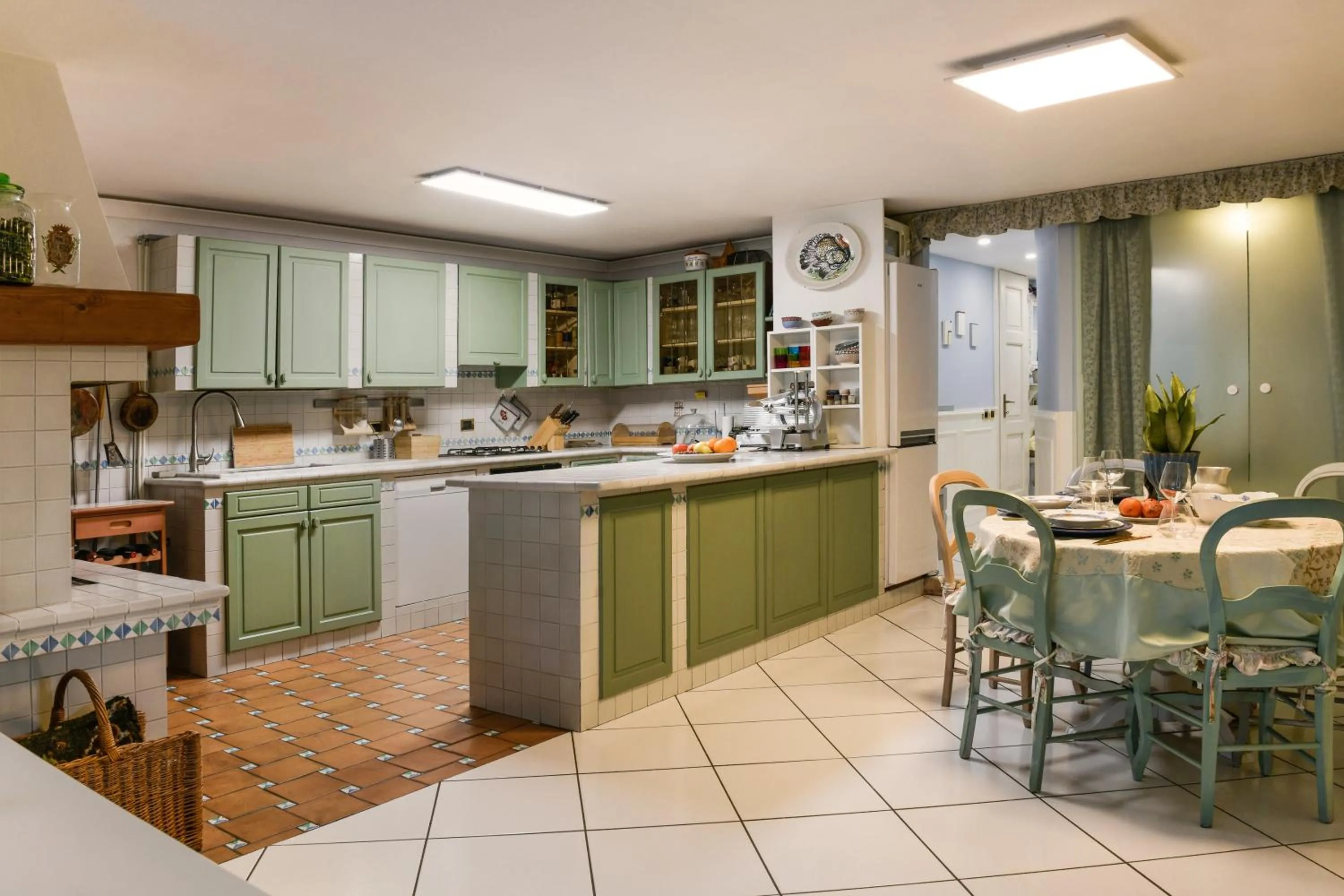 Kitchen or kitchenette in Villa Isidoro ampio parco ,piscina privata, arte e giochi , fitness