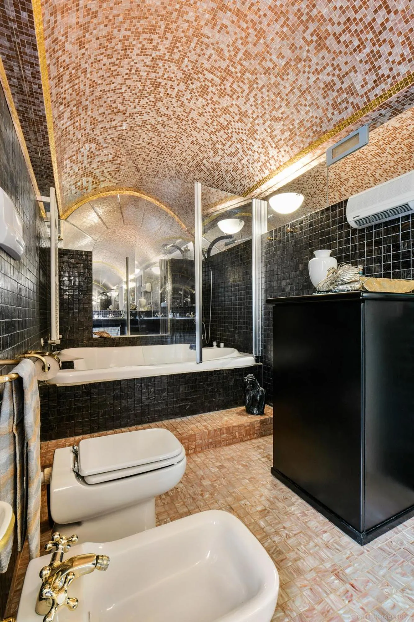 Hot Tub in Villa Isidoro ampio parco ,piscina privata, arte e giochi , fitness