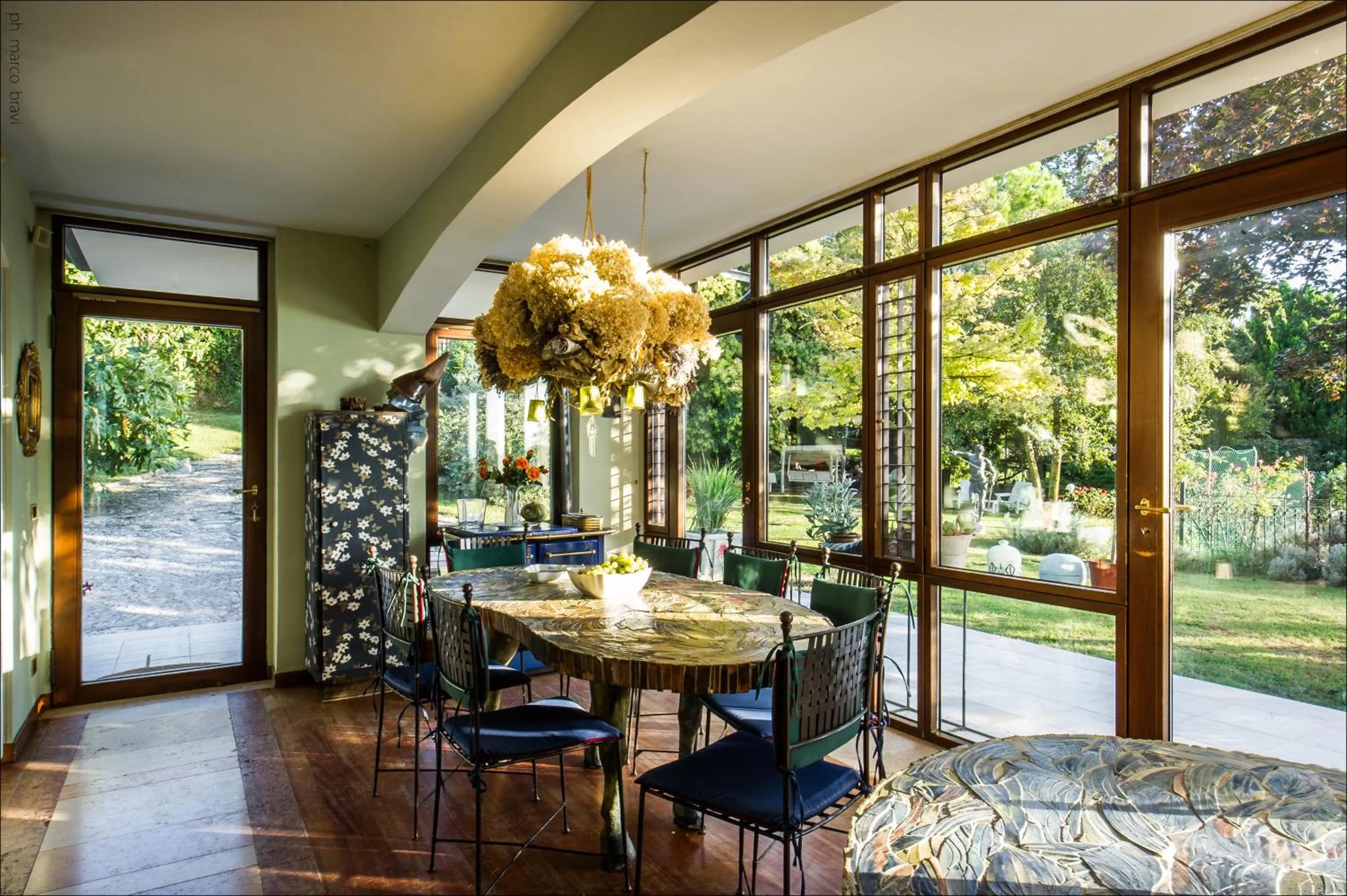 Living room in Villa Isidoro ampio parco ,piscina privata, arte e giochi , fitness