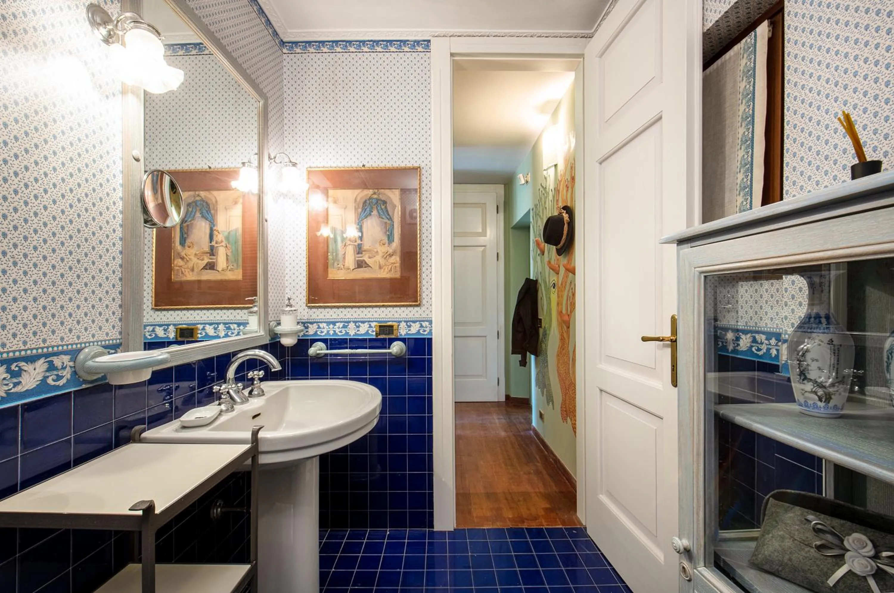 Toilet in Villa Isidoro ampio parco ,piscina privata, arte e giochi , fitness