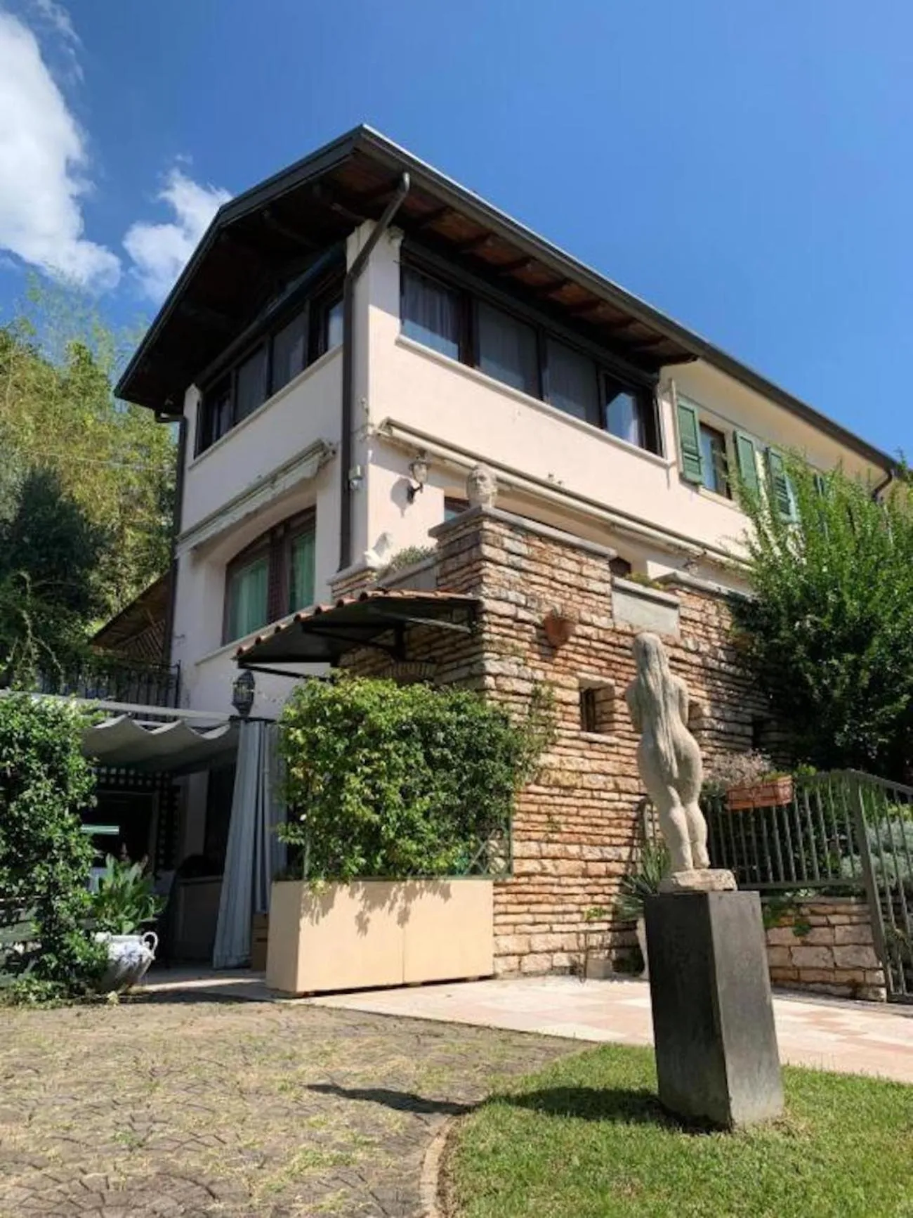 Property building in Villa Isidoro ampio parco ,piscina privata, arte e giochi , fitness
