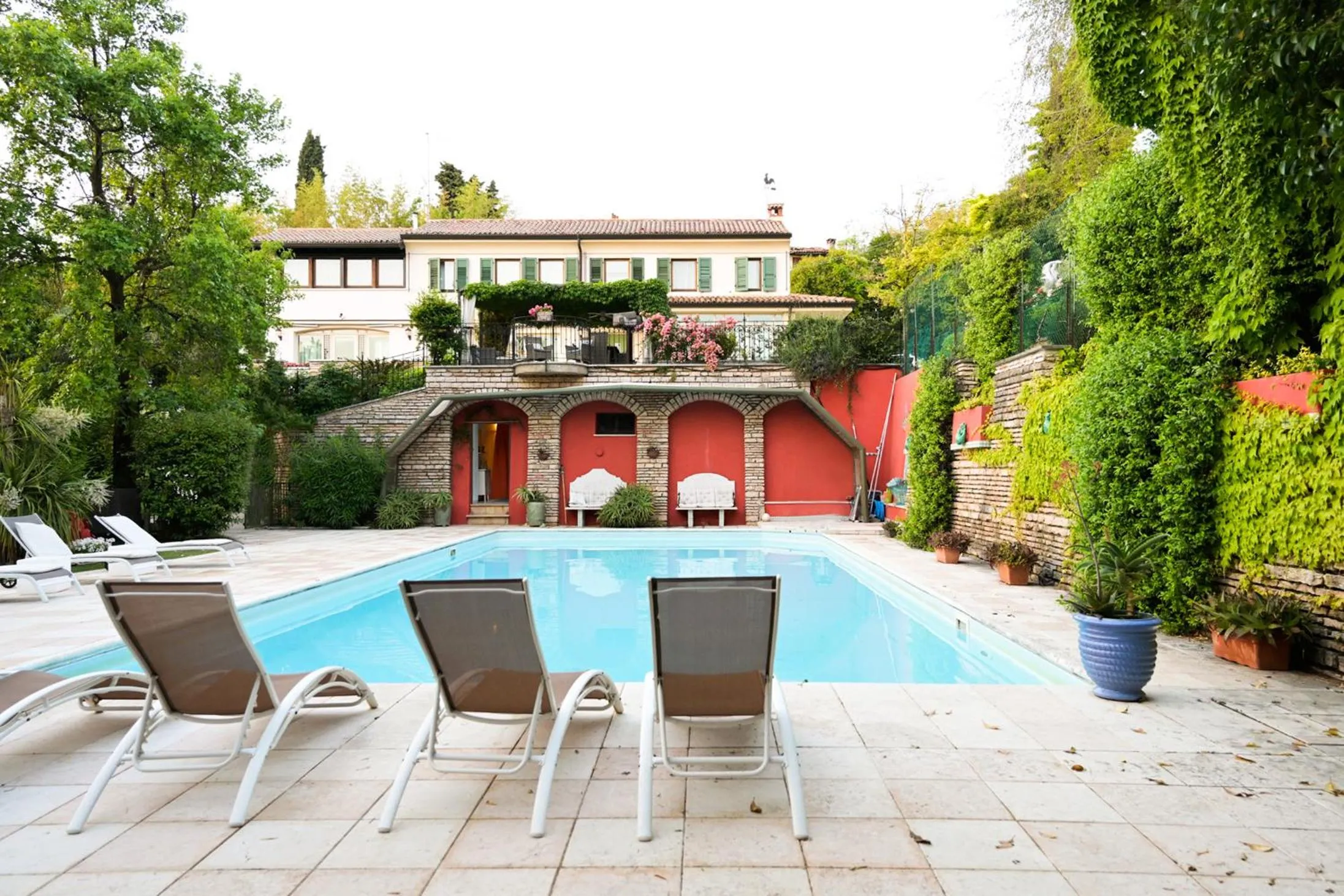 Property building in Villa Isidoro ampio parco ,piscina privata, arte e giochi , fitness