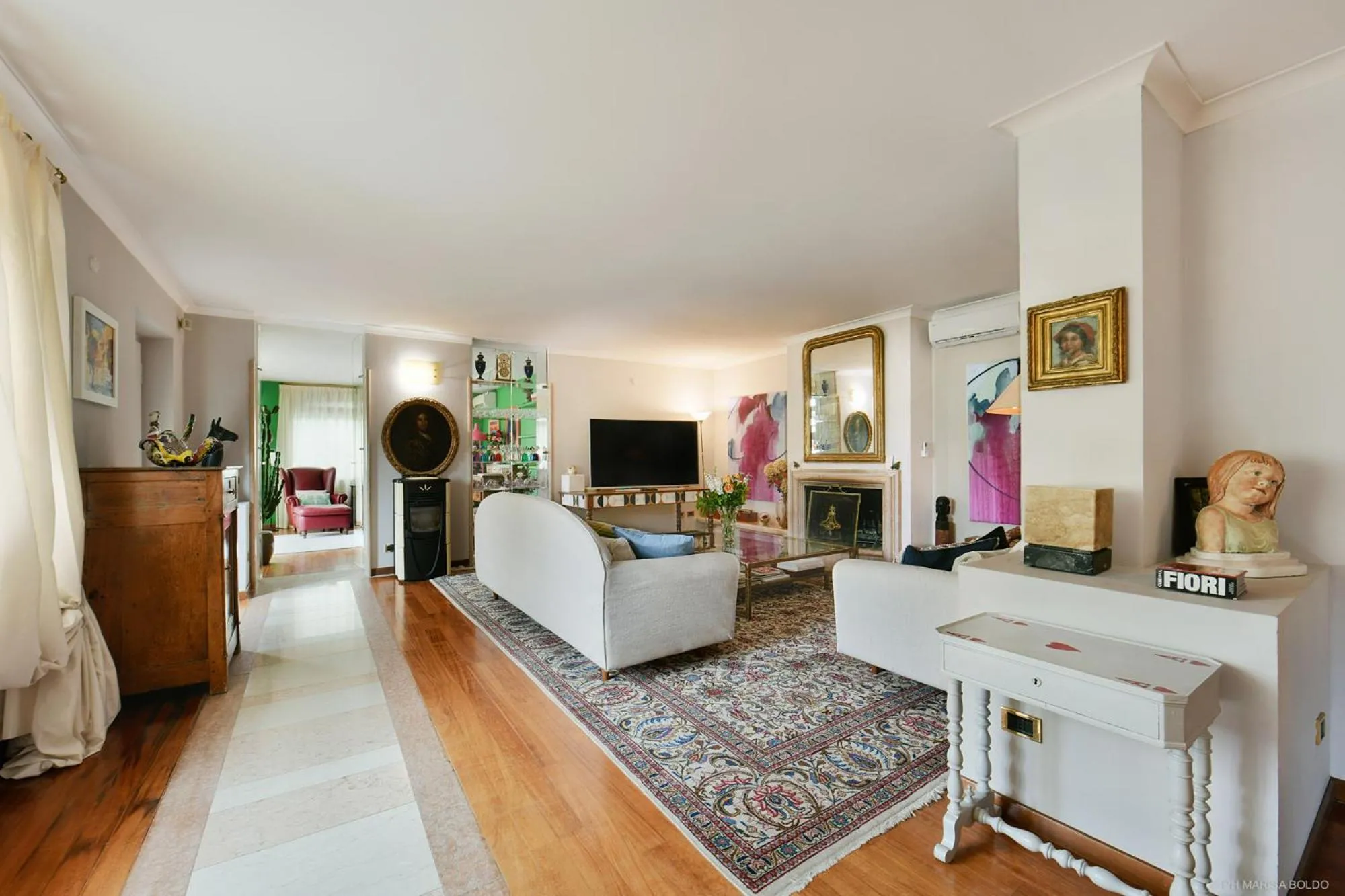 Living room in Villa Isidoro ampio parco ,piscina privata, arte e giochi , fitness