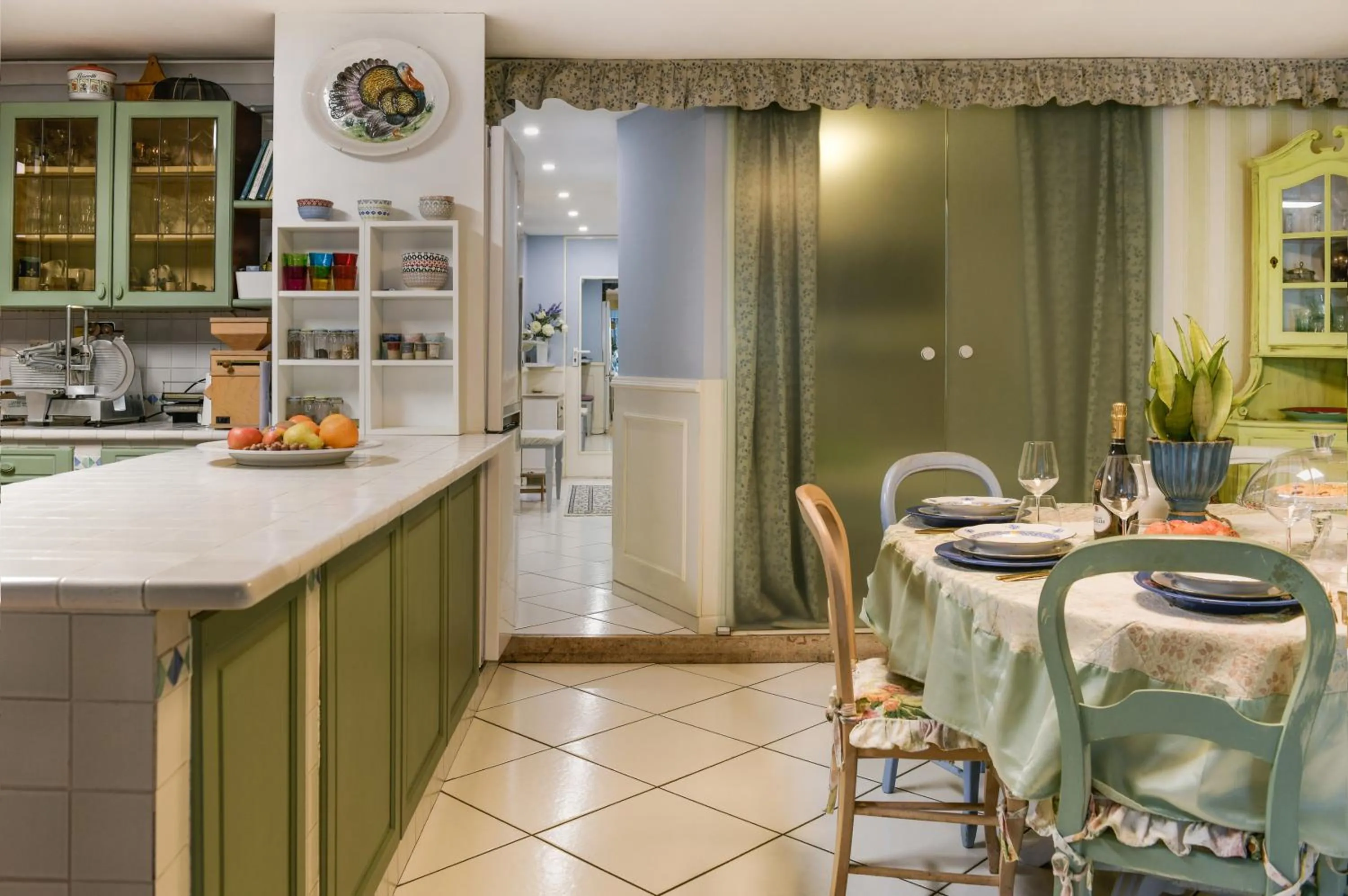 Kitchen or kitchenette in Villa Isidoro ampio parco ,piscina privata, arte e giochi , fitness